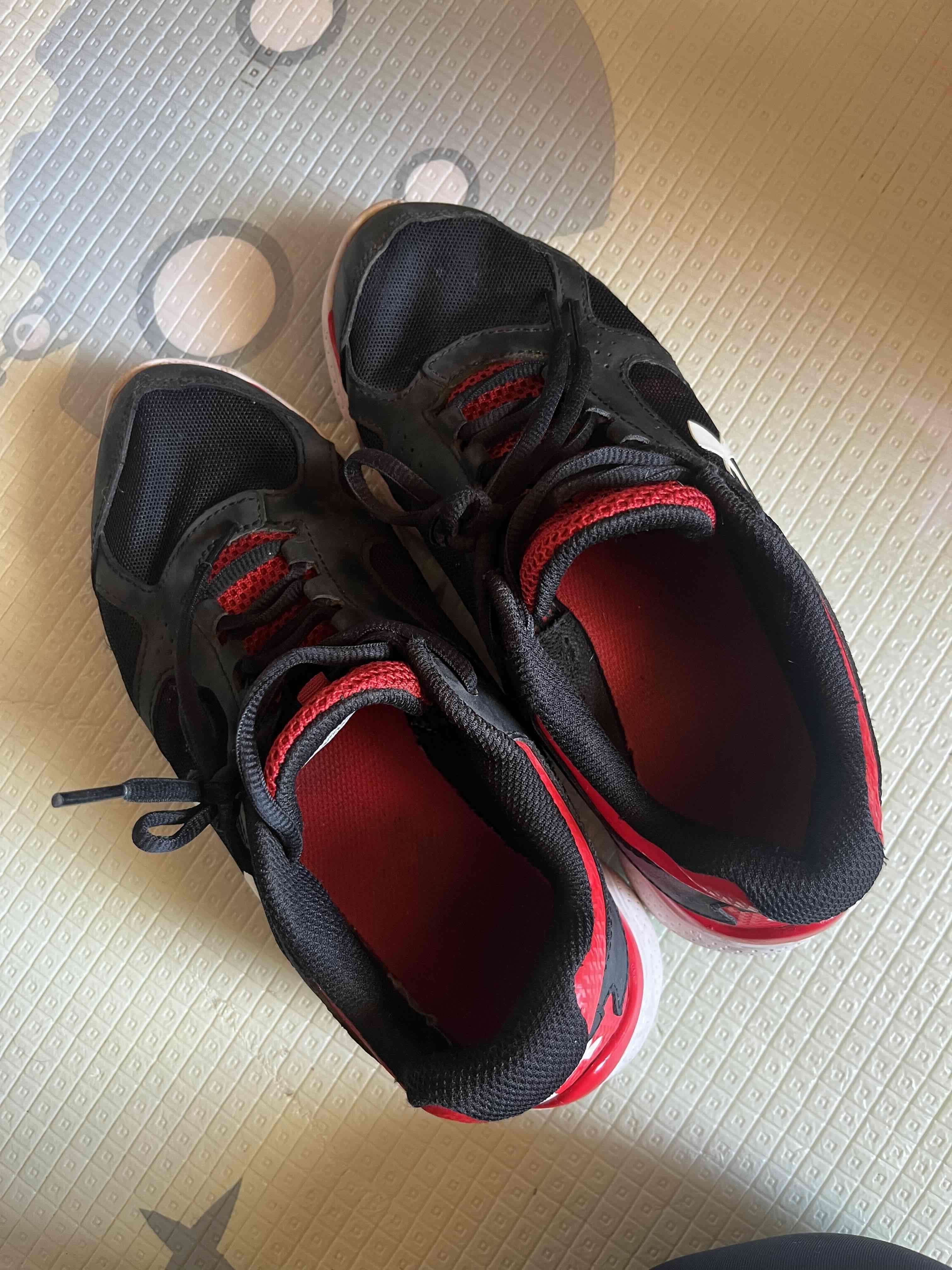 Zapatillas deportivas negras y rojas - miniatura 4