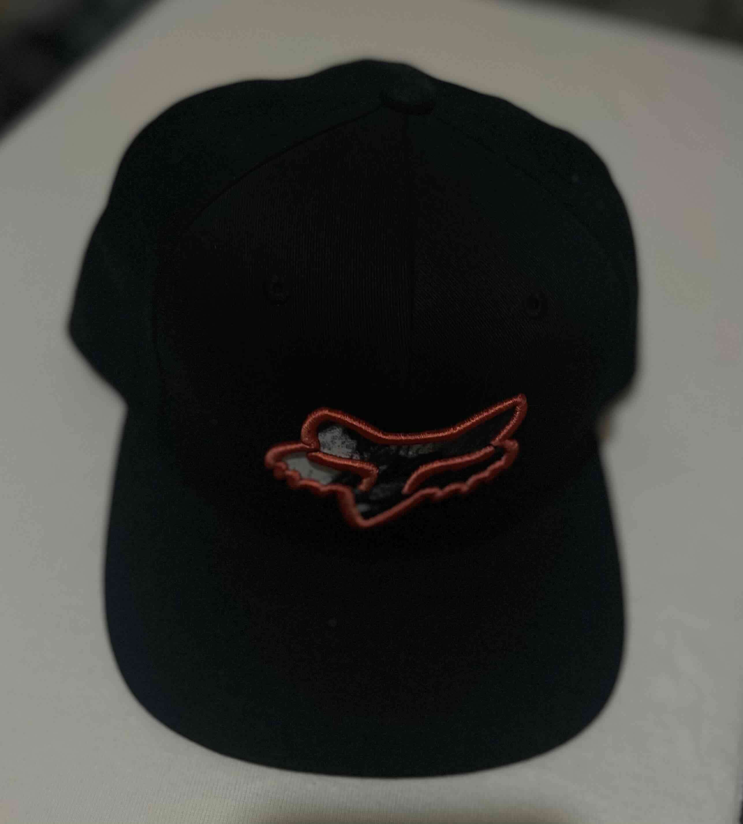 Gorra negra FOX con logo bordado