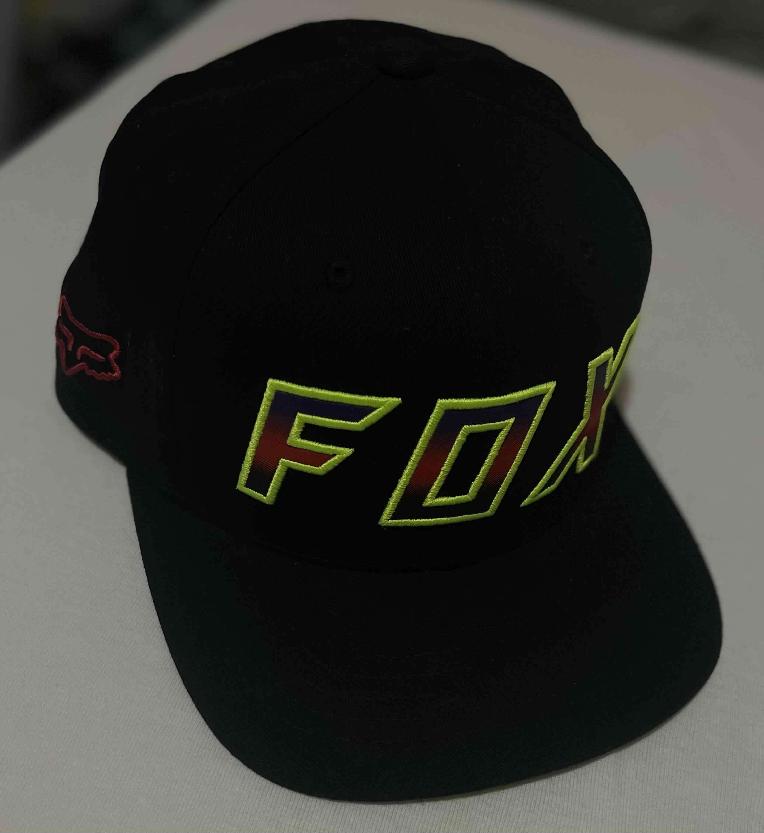Gorra negra FOX con logo