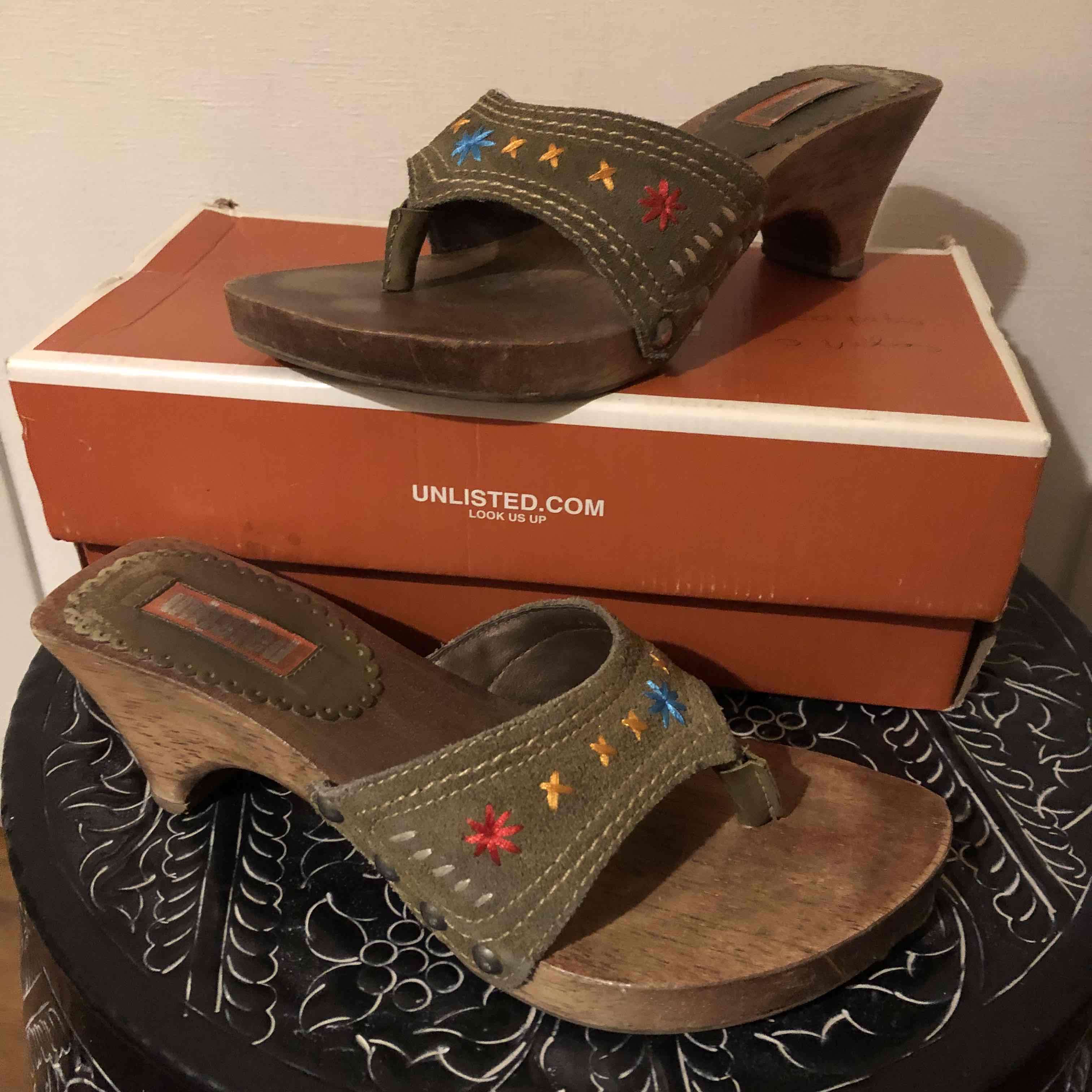 Sandalias taco alto bordadas talla 37