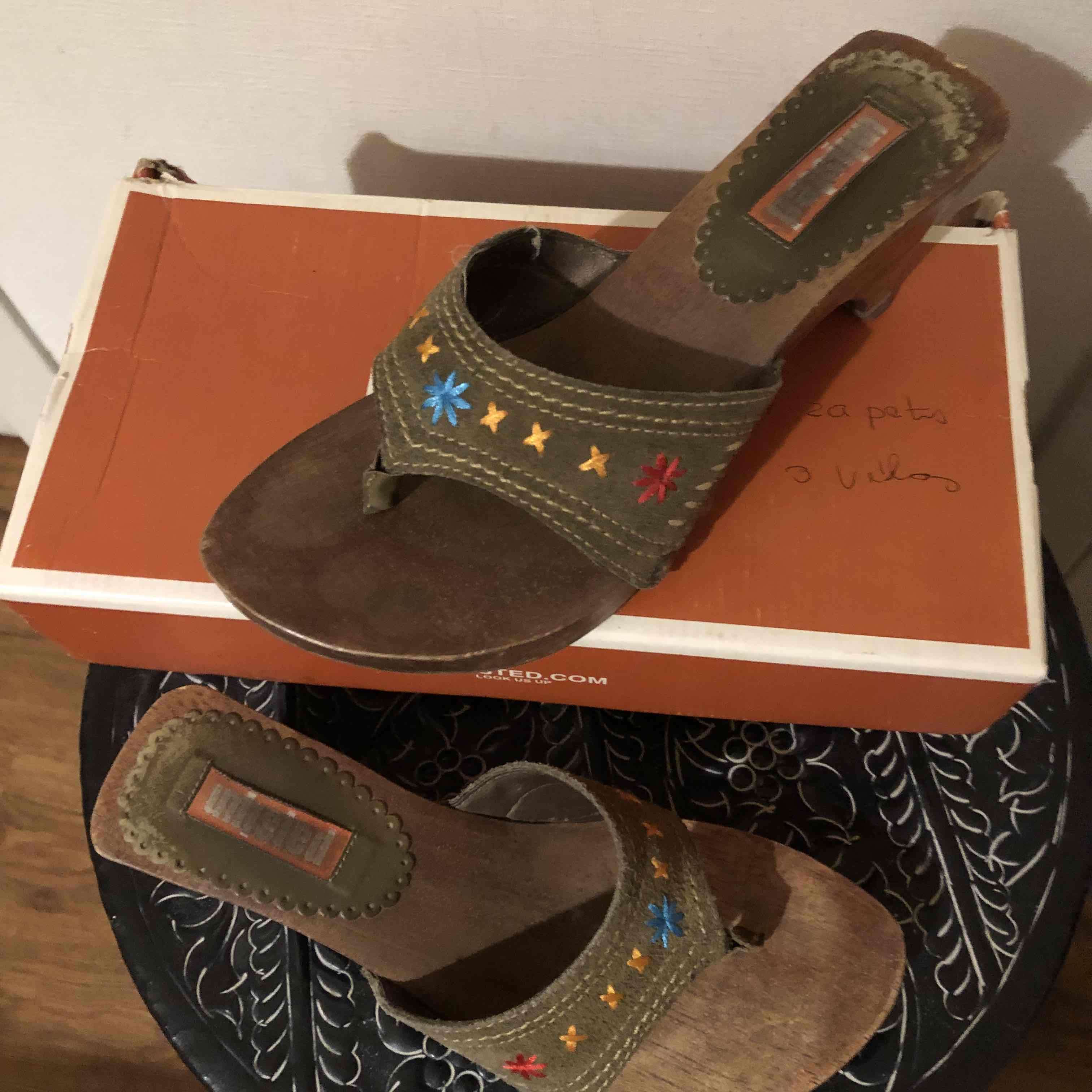 Sandalias taco alto bordadas talla 37 - miniatura 2