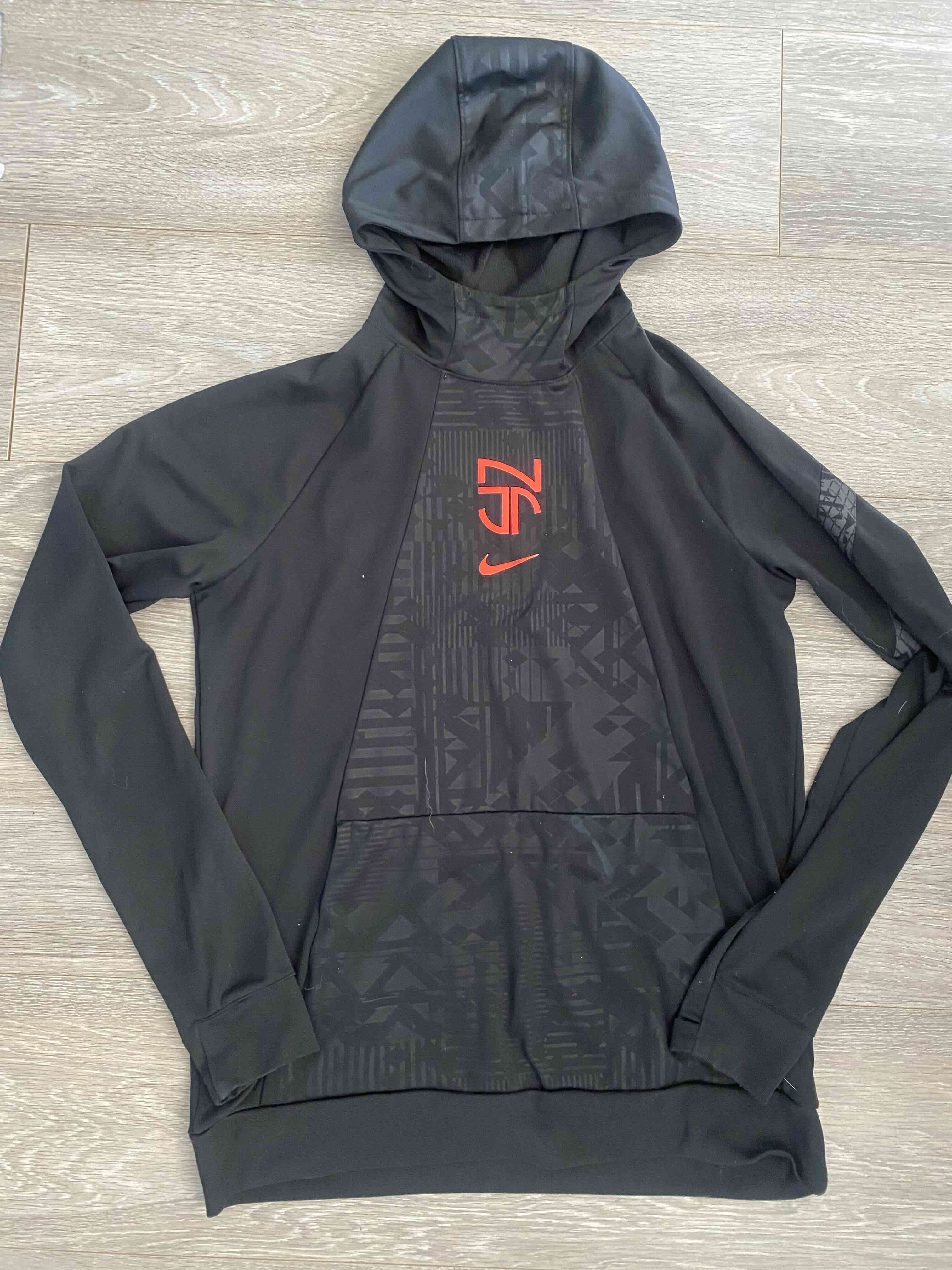 Polerón negro con capucha deportiva