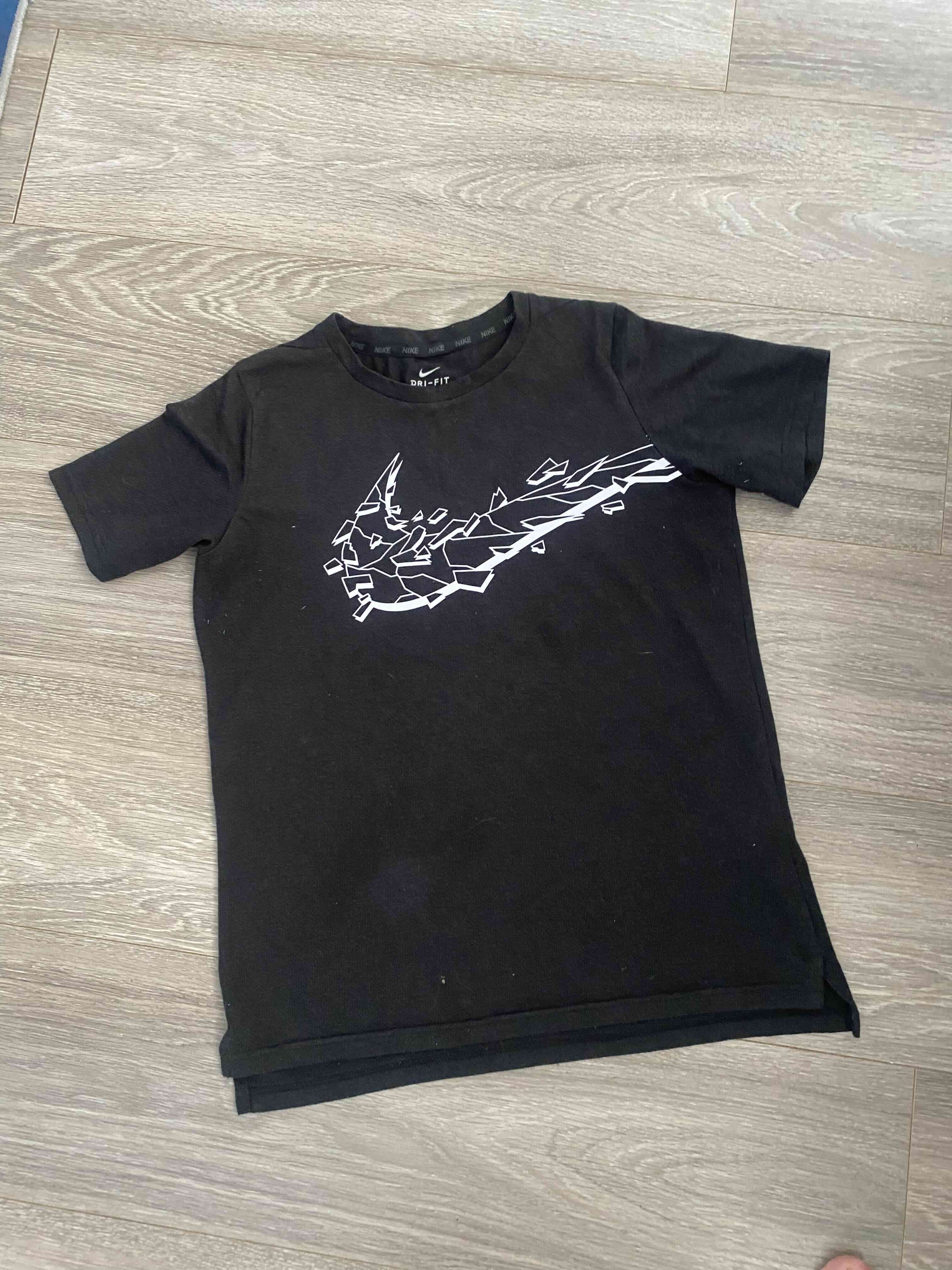 Polera negra con logo gráfico