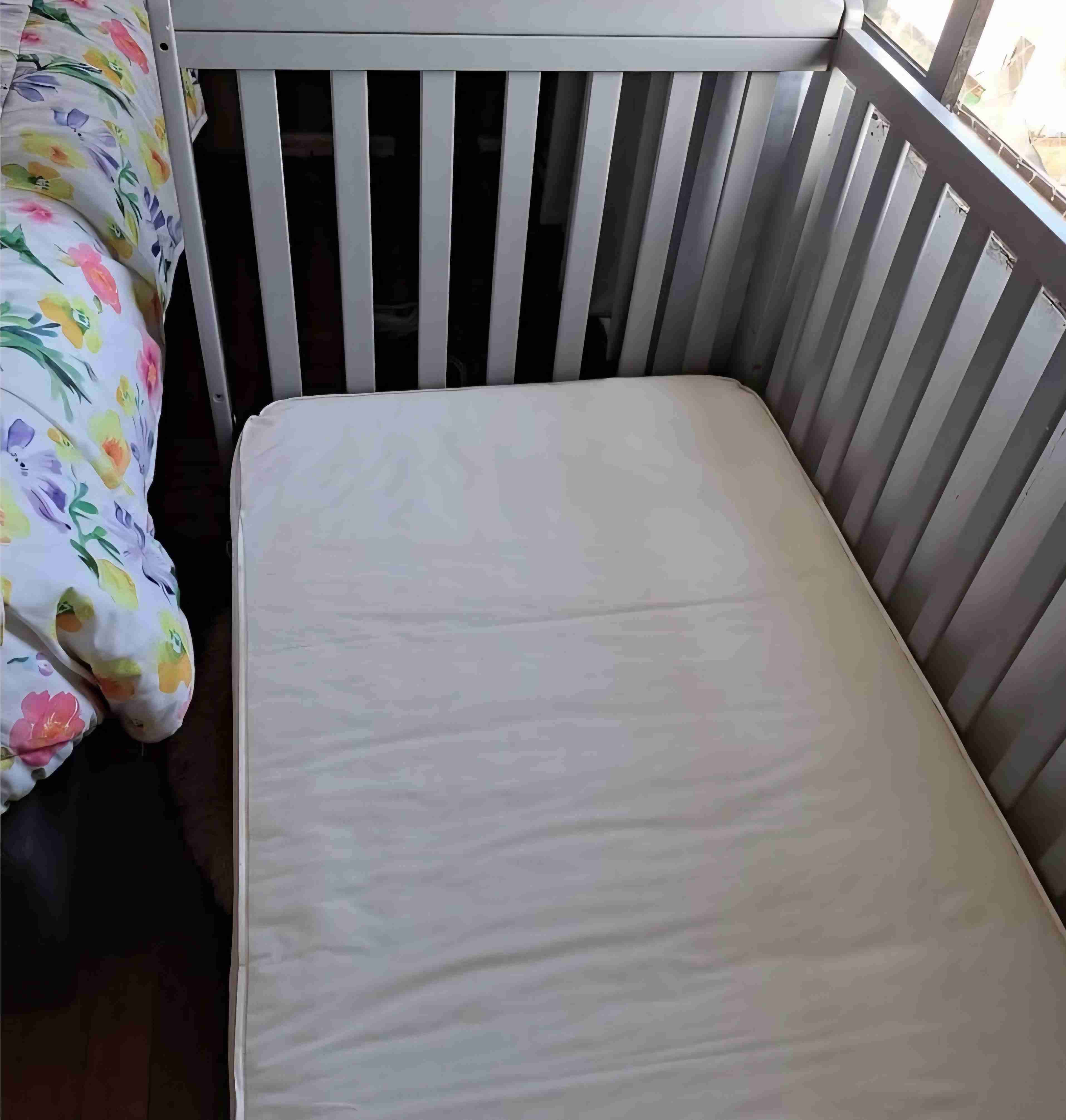 Cuna de madera para bebé (incluye colchón)