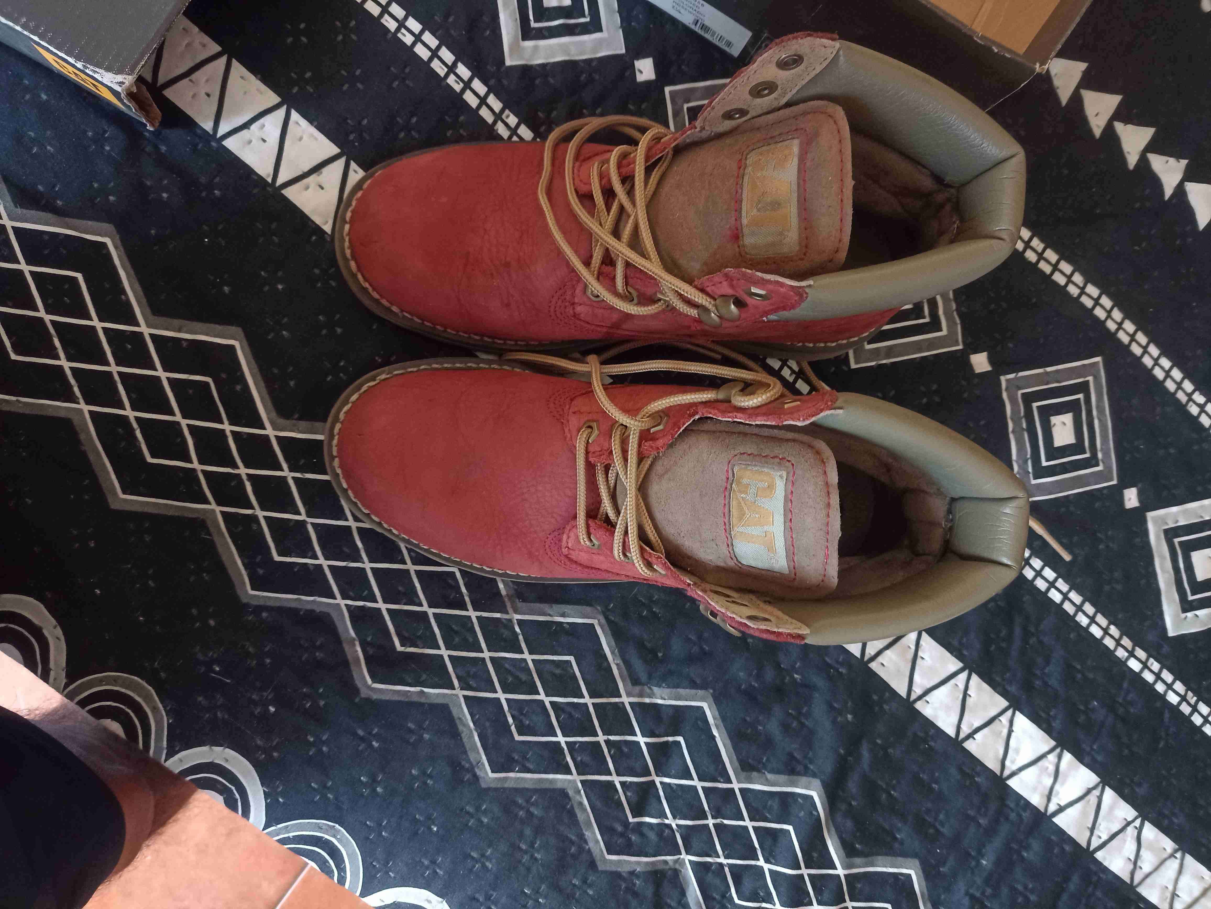 Botas CAT rojas usadas