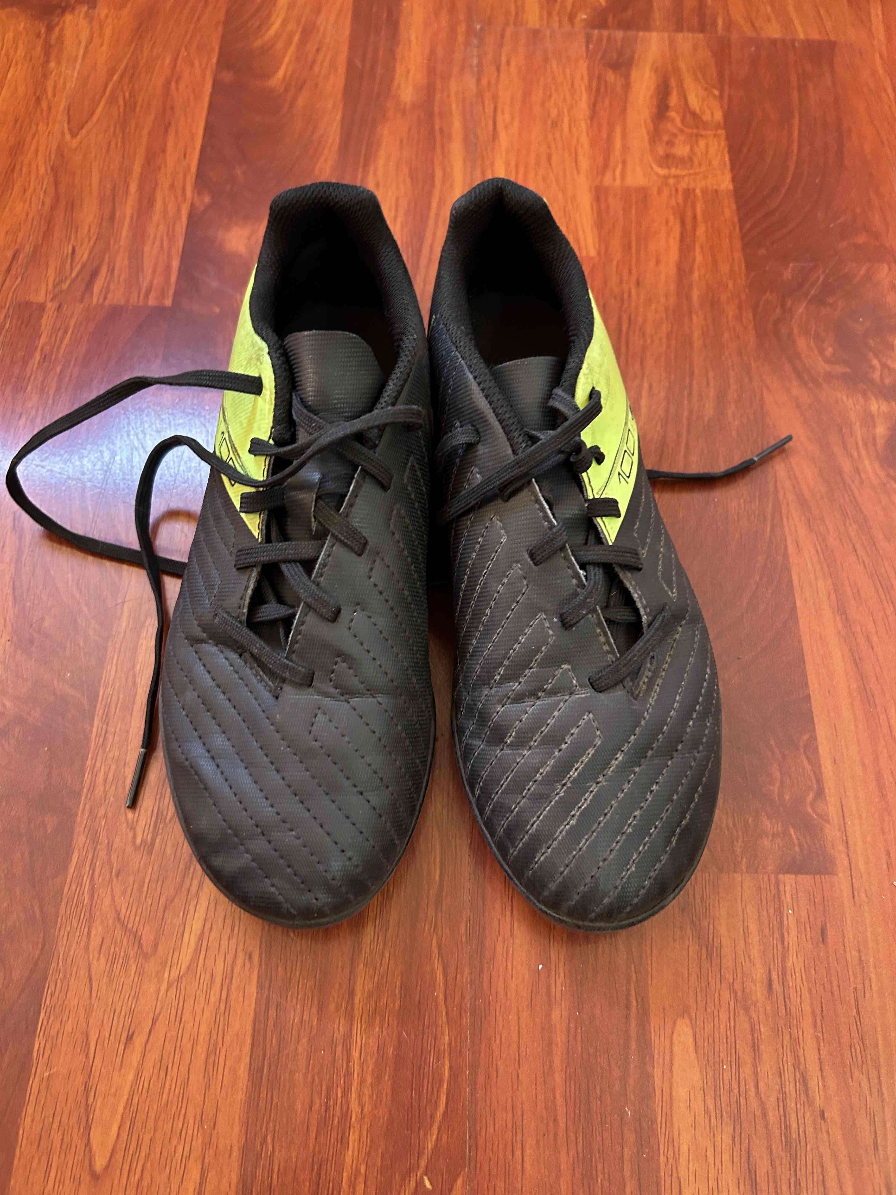 Zapatillas deportivas negras y verdes