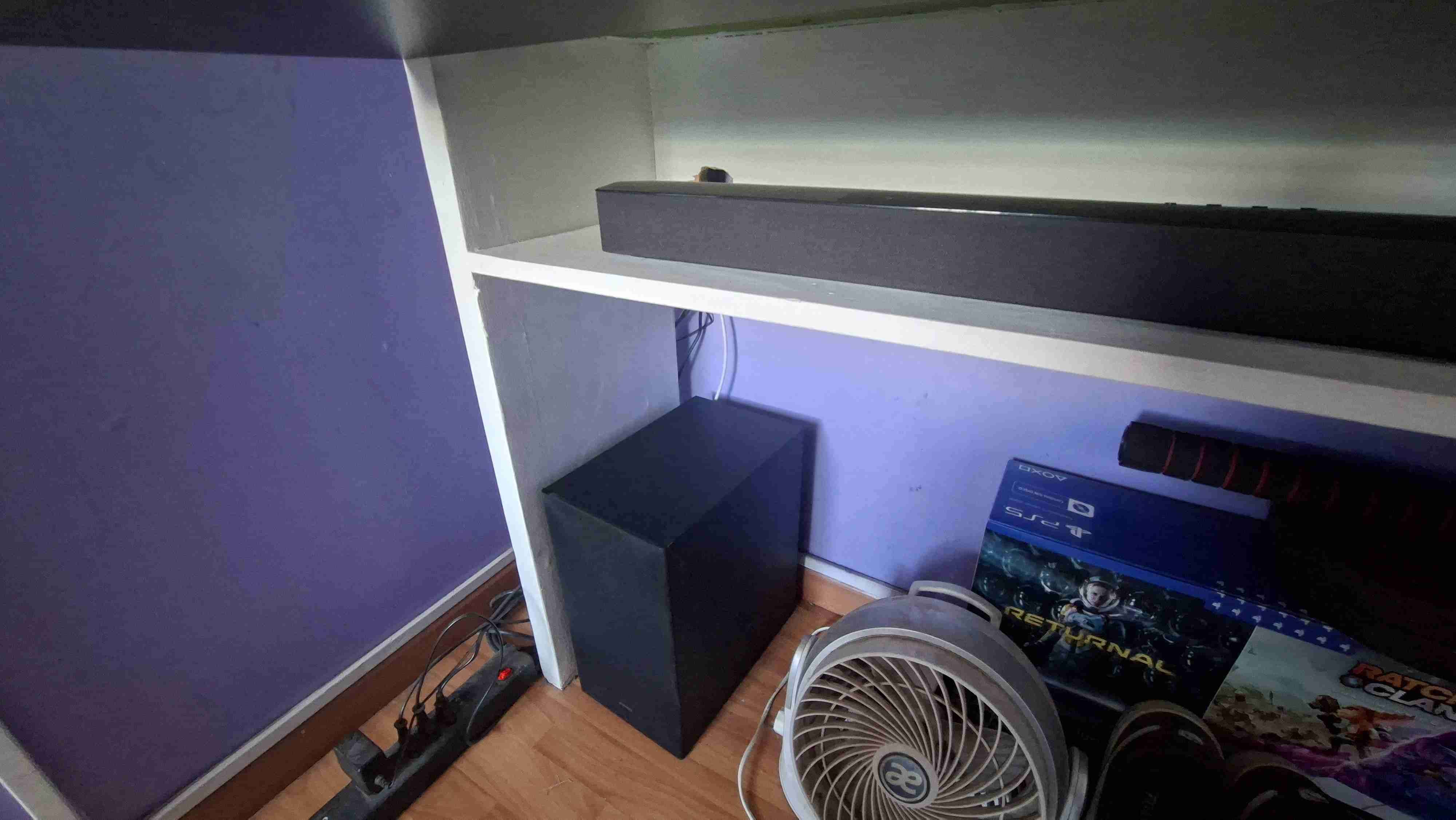 Subwoofer negro para sistema de sonido - miniatura 2