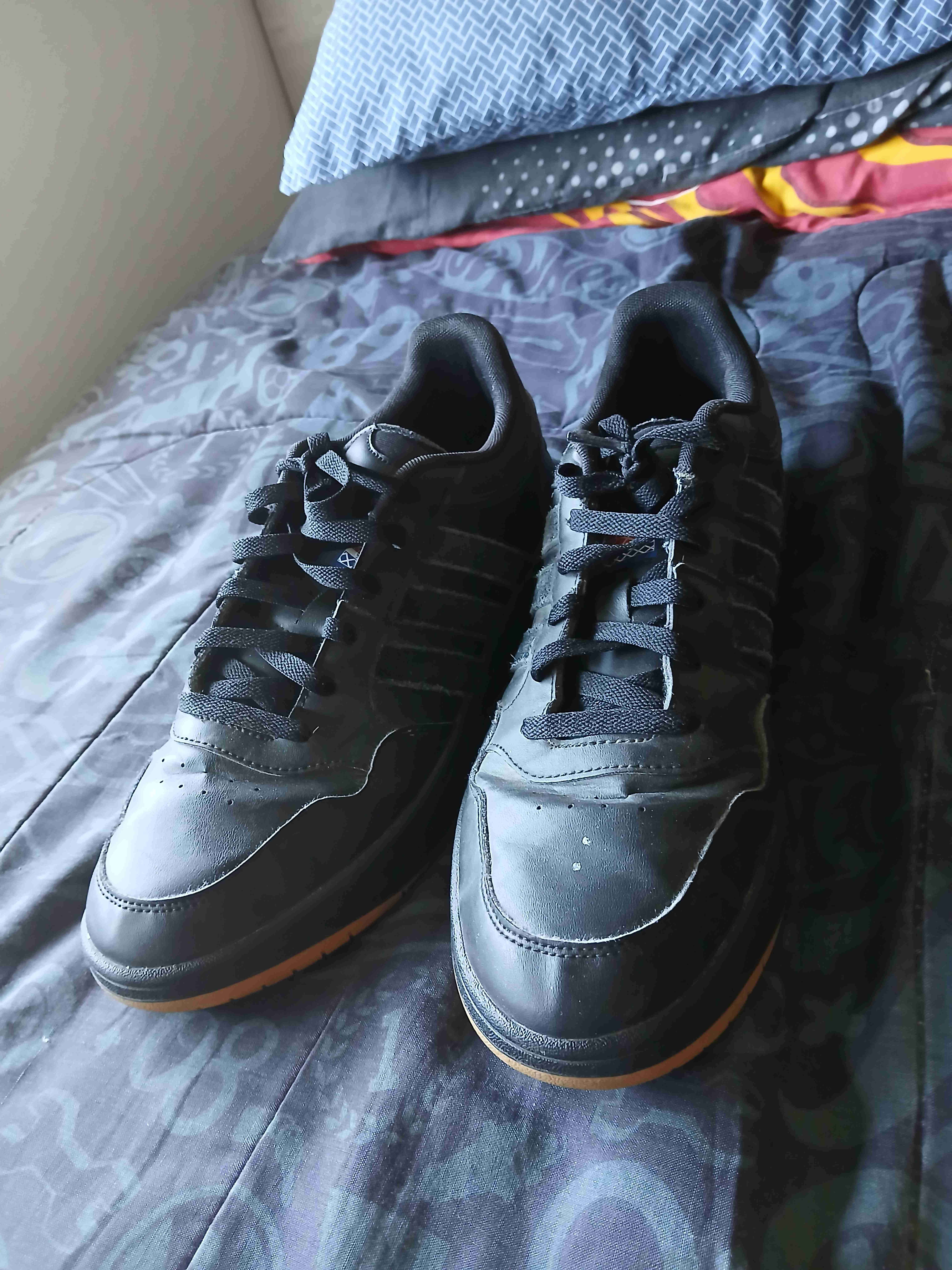 Zapatillas negras deportivas de colegio