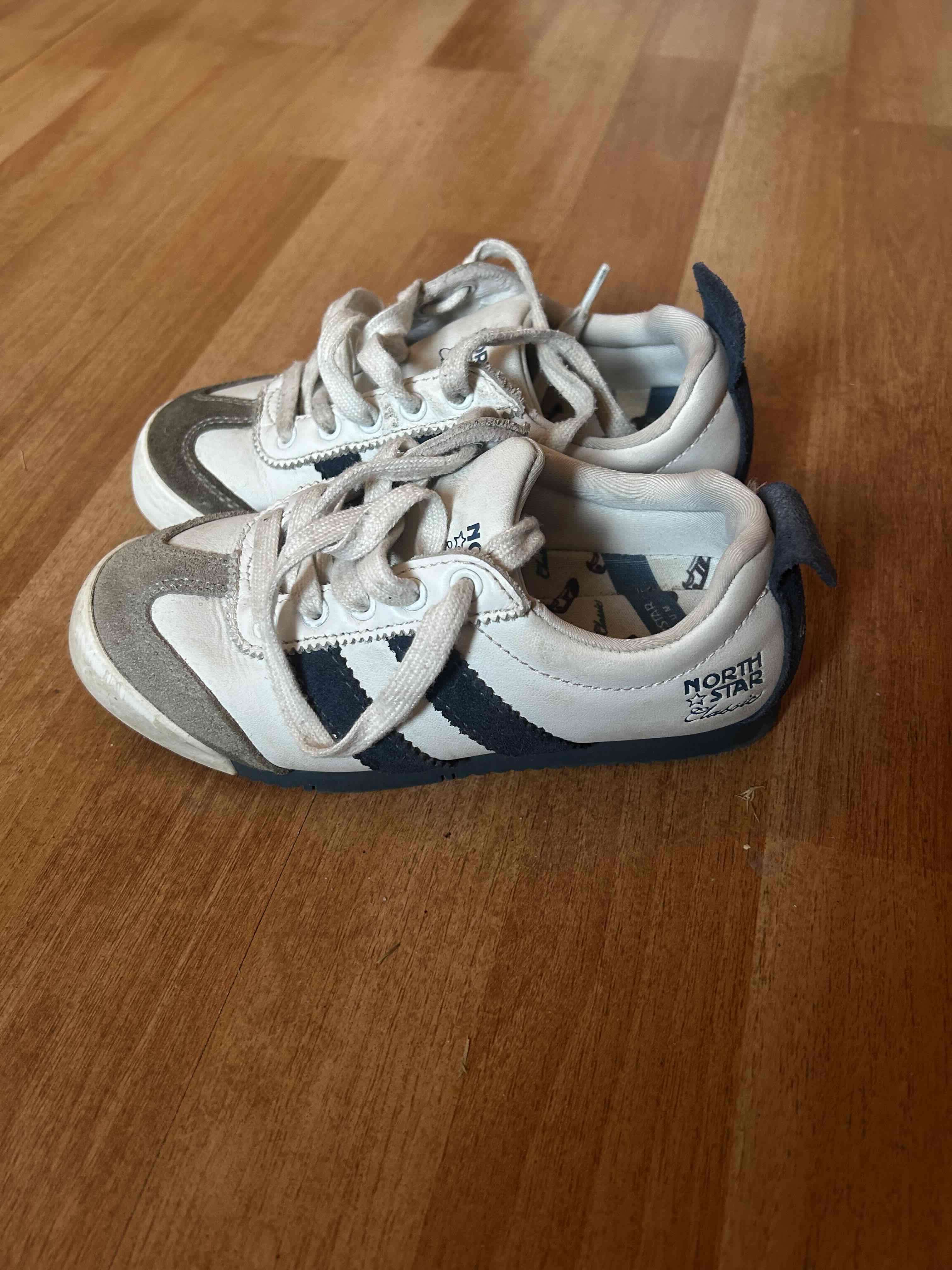 Zapatillas North Star blancas y negras - miniatura 2