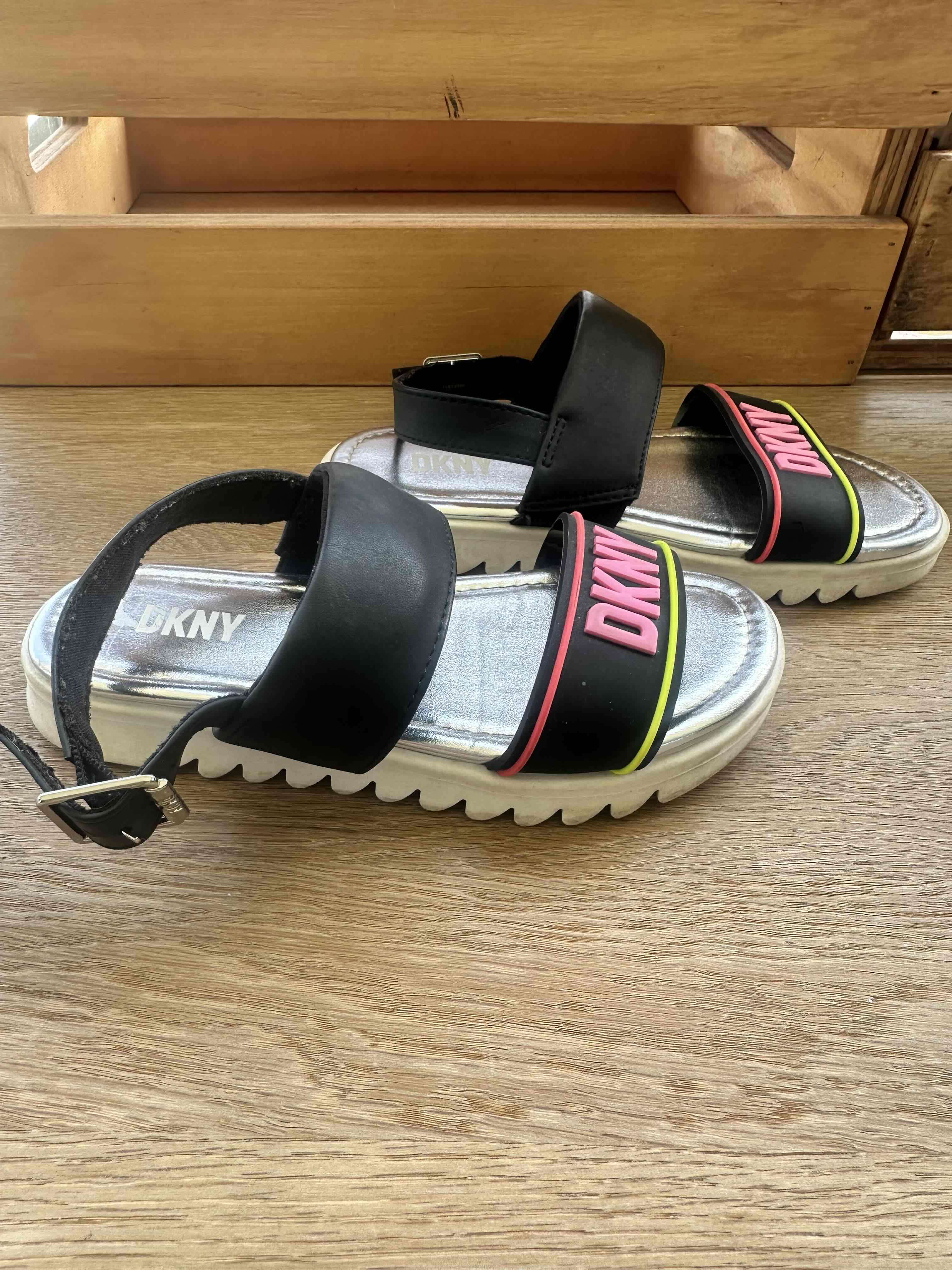 Sandalias DKNY negras y plateadas - miniatura 2