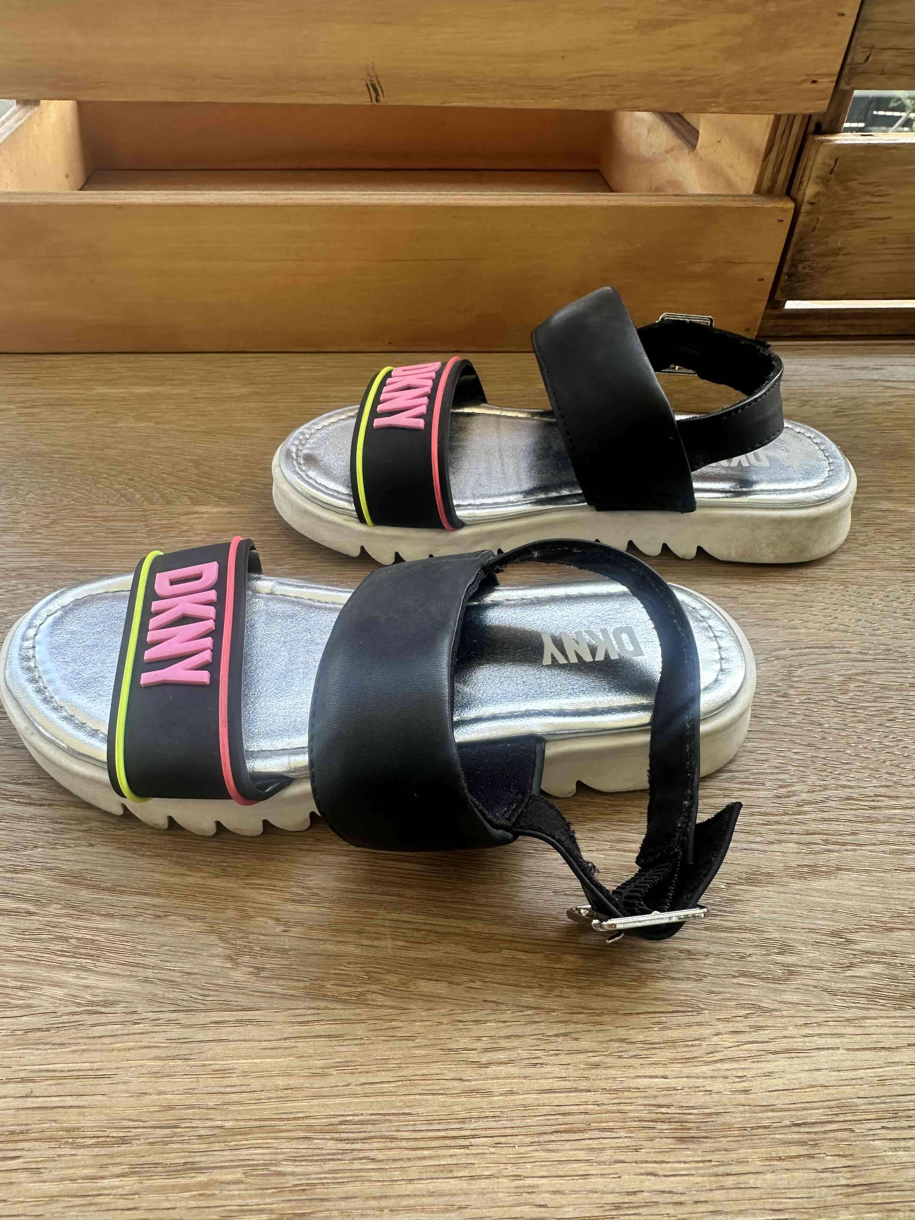 Sandalias DKNY negras y plateadas - miniatura 3