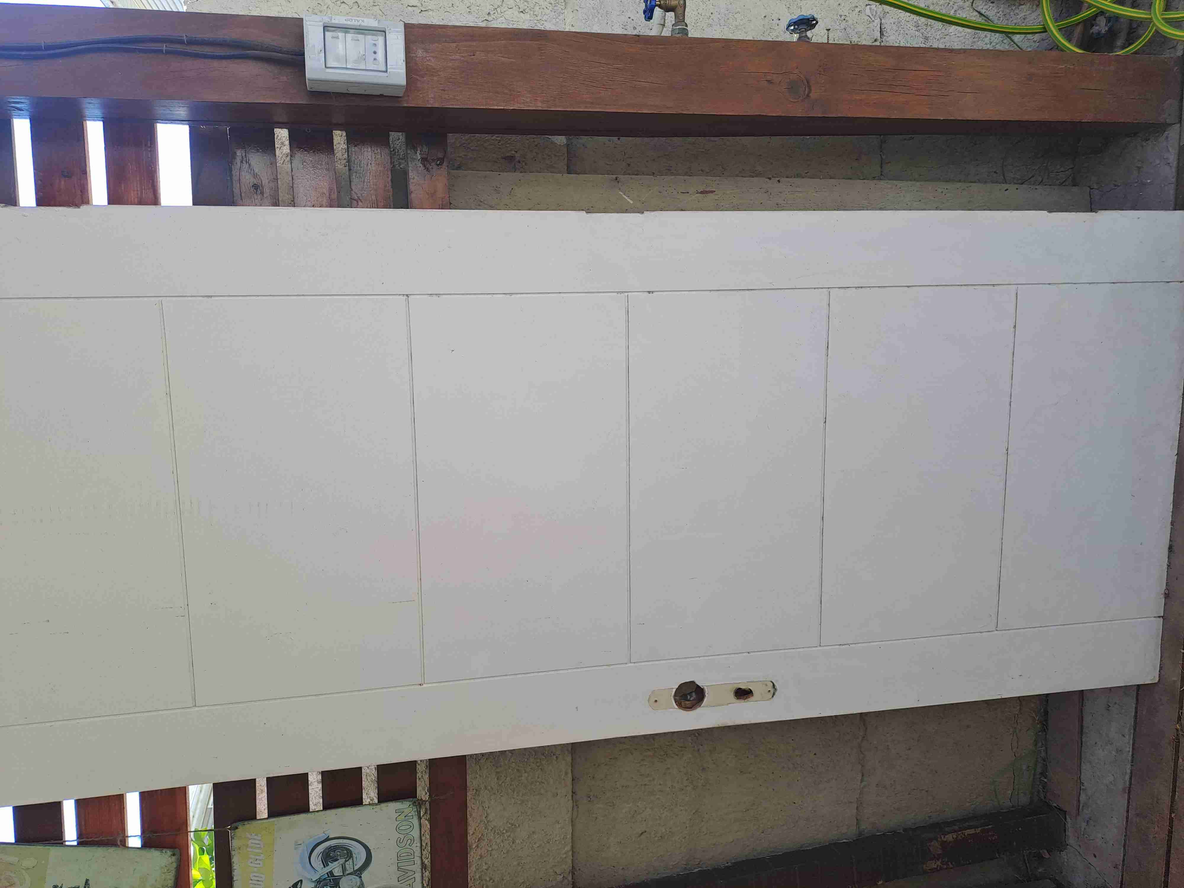 Puerta blanca de exterior