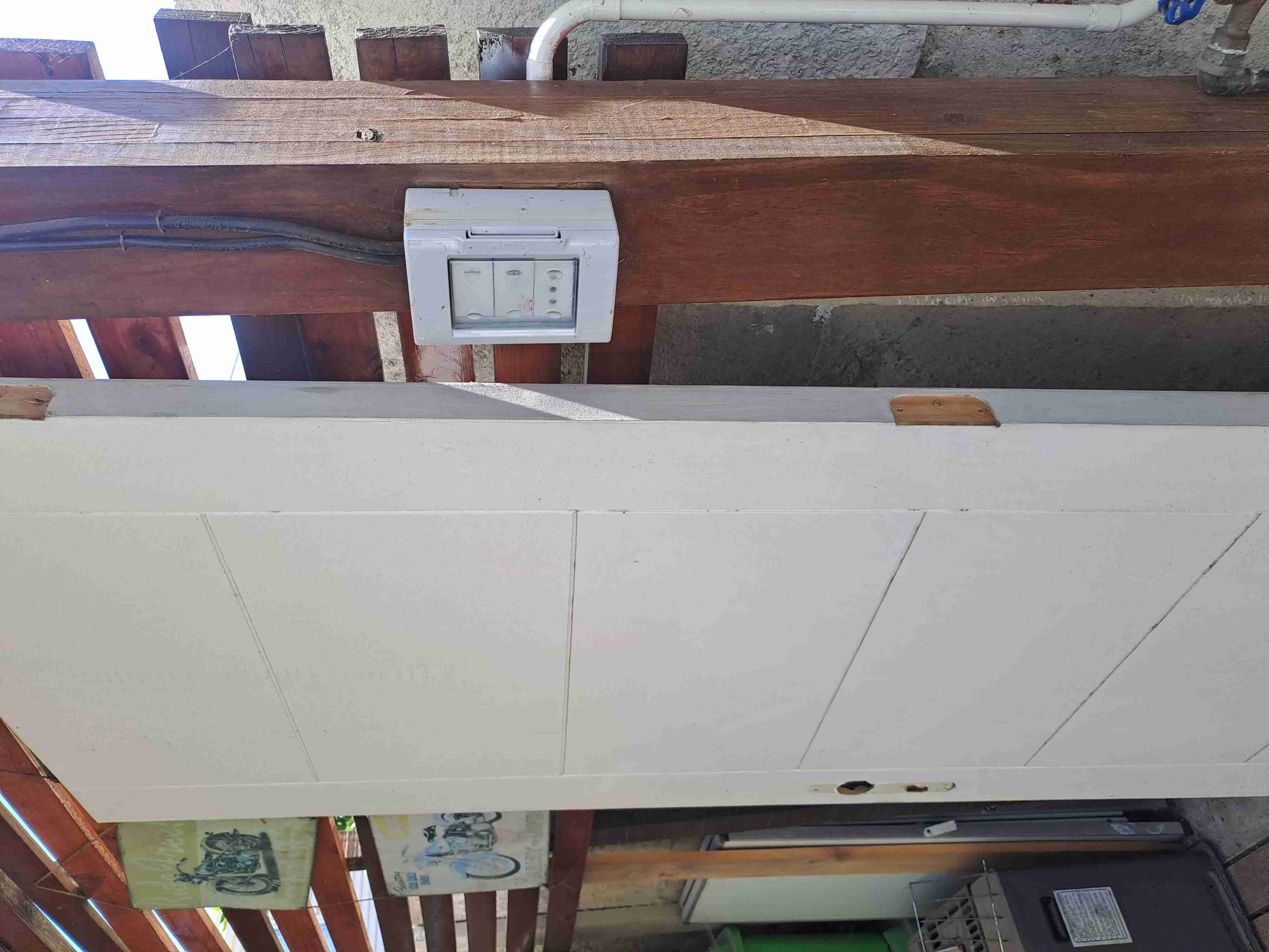 Puerta blanca de exterior - miniatura 2