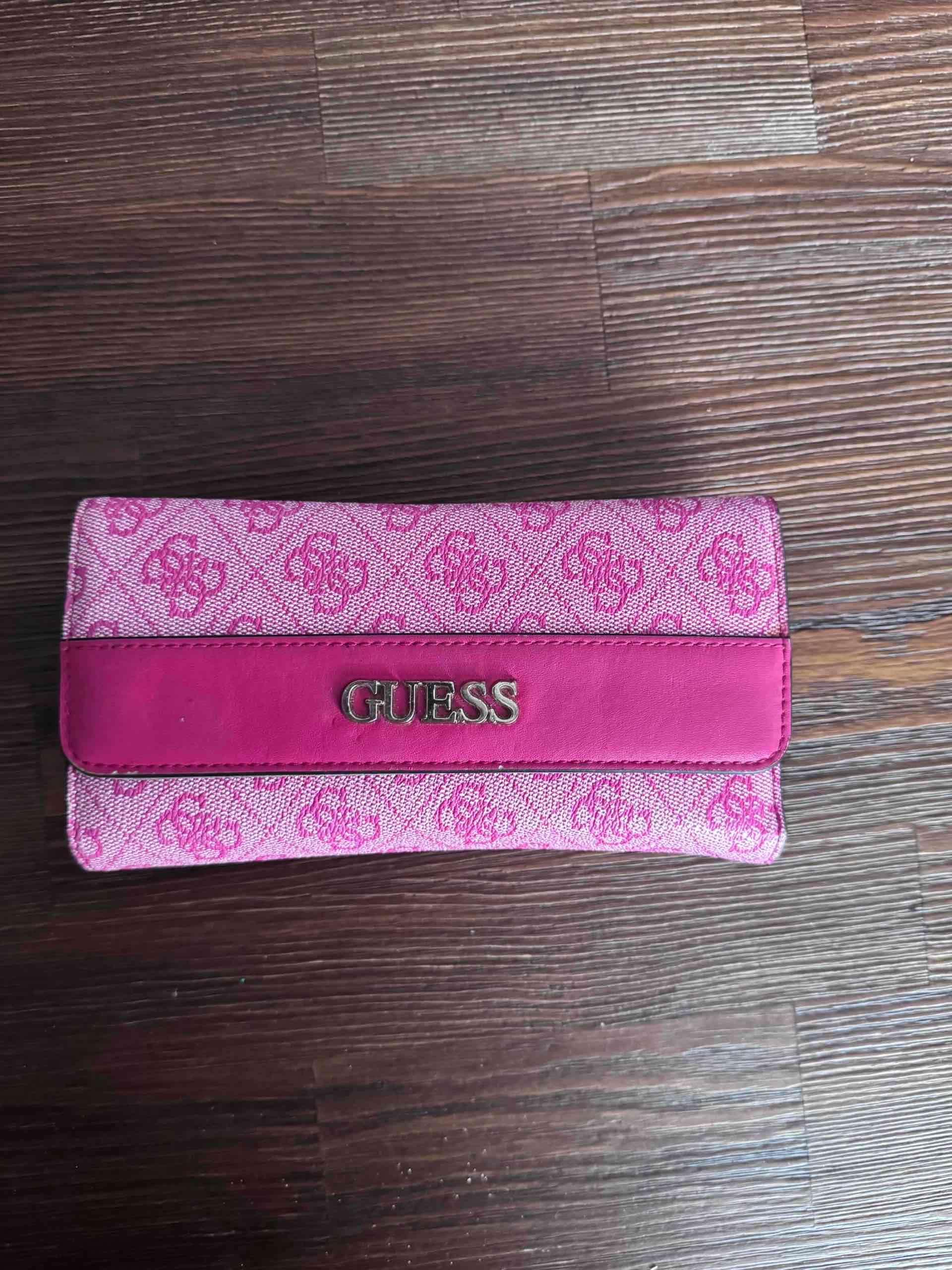 Billetera  rosa Guess estampada