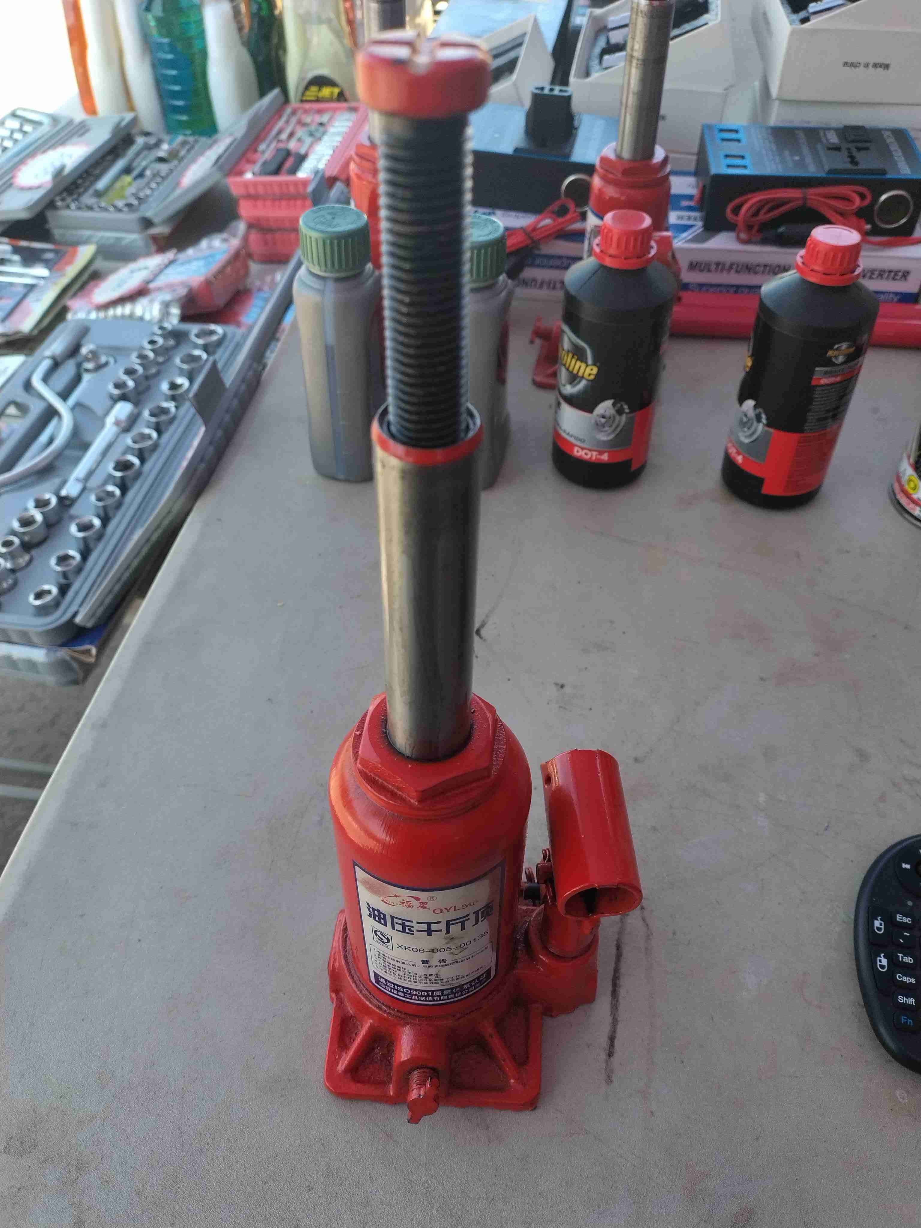 Gato hidráulico de botella rojo