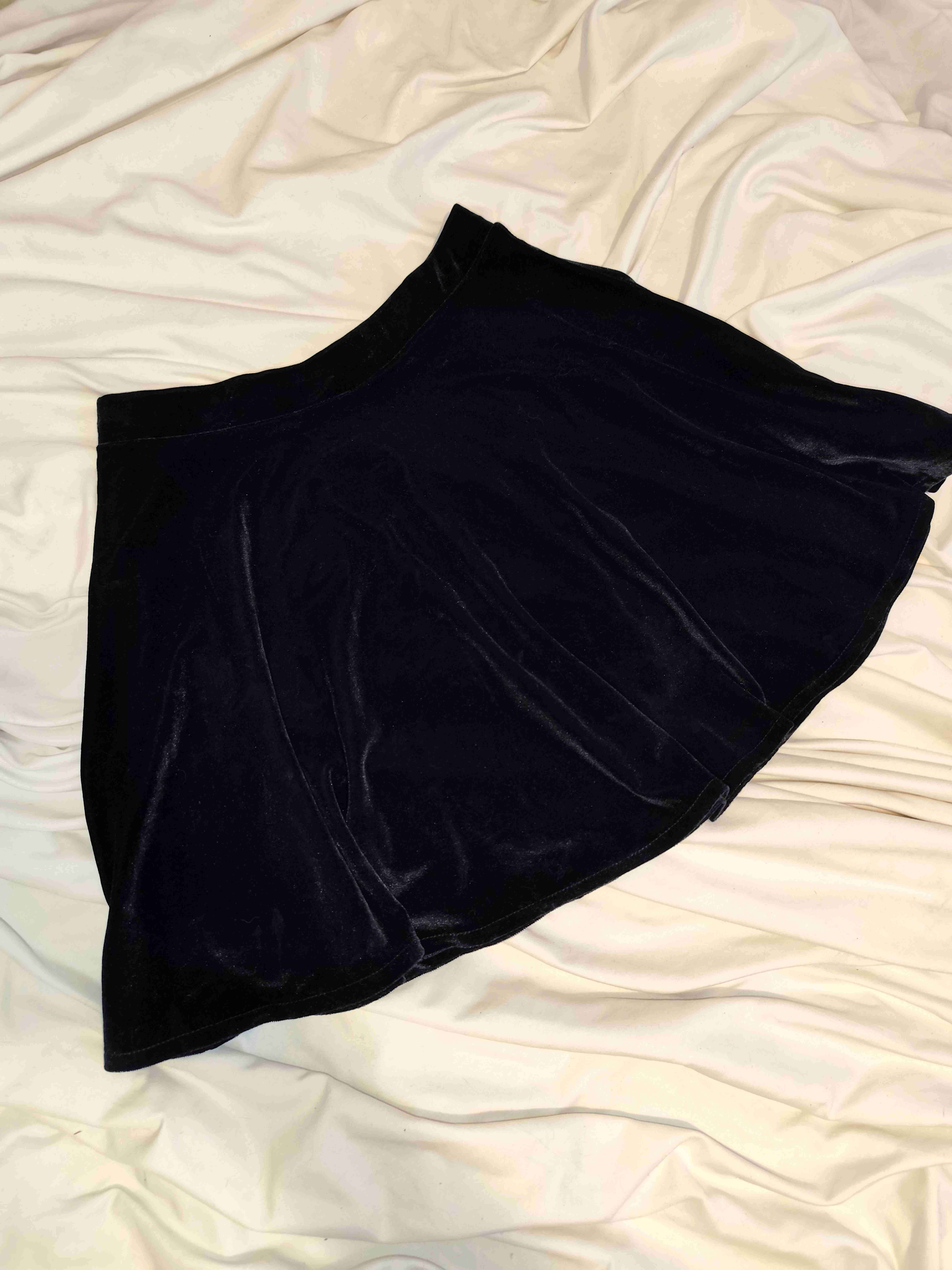 Falda corta de terciopelo negra — talla m