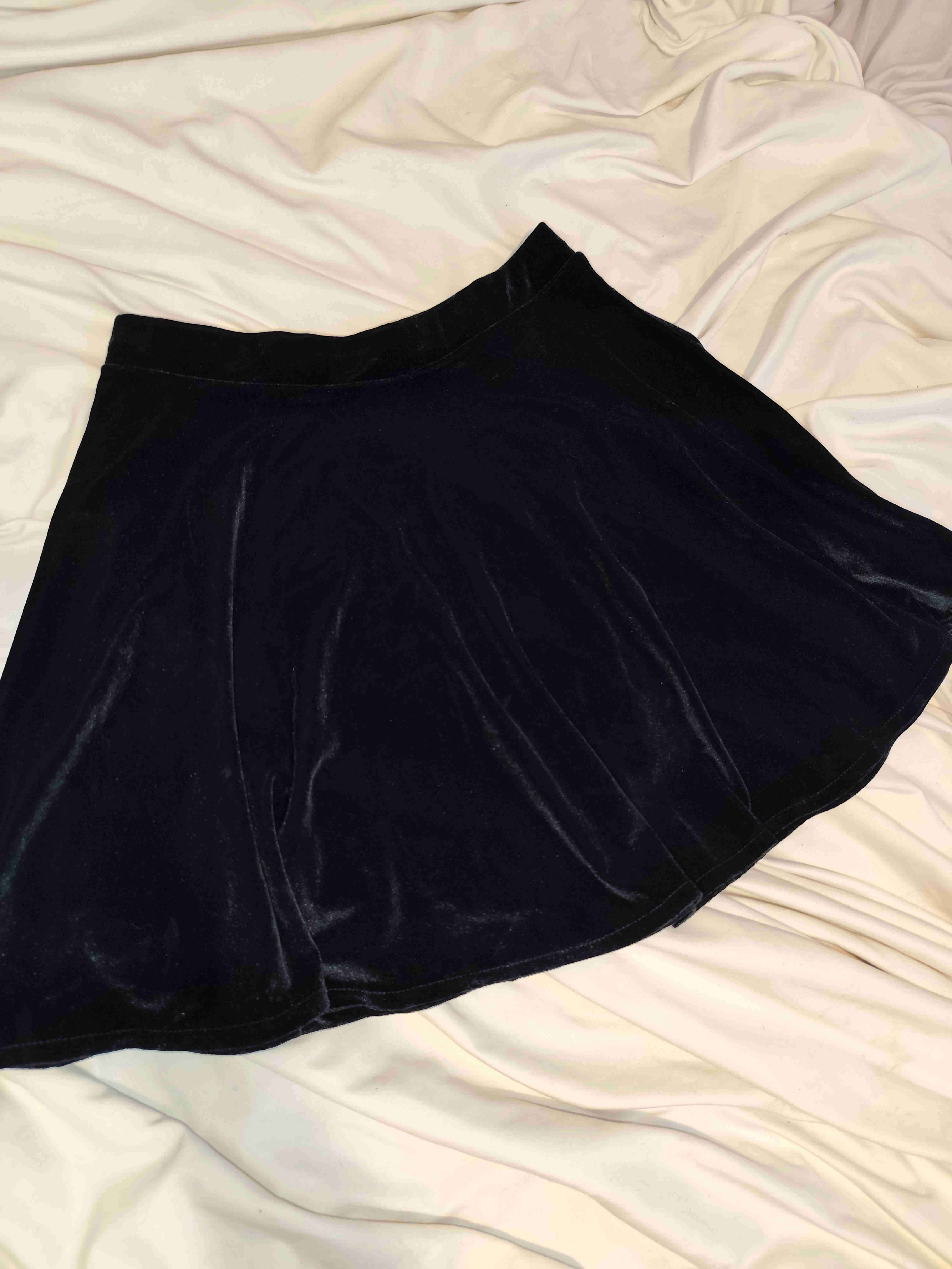 Falda corta de terciopelo negra — talla m - miniatura 2