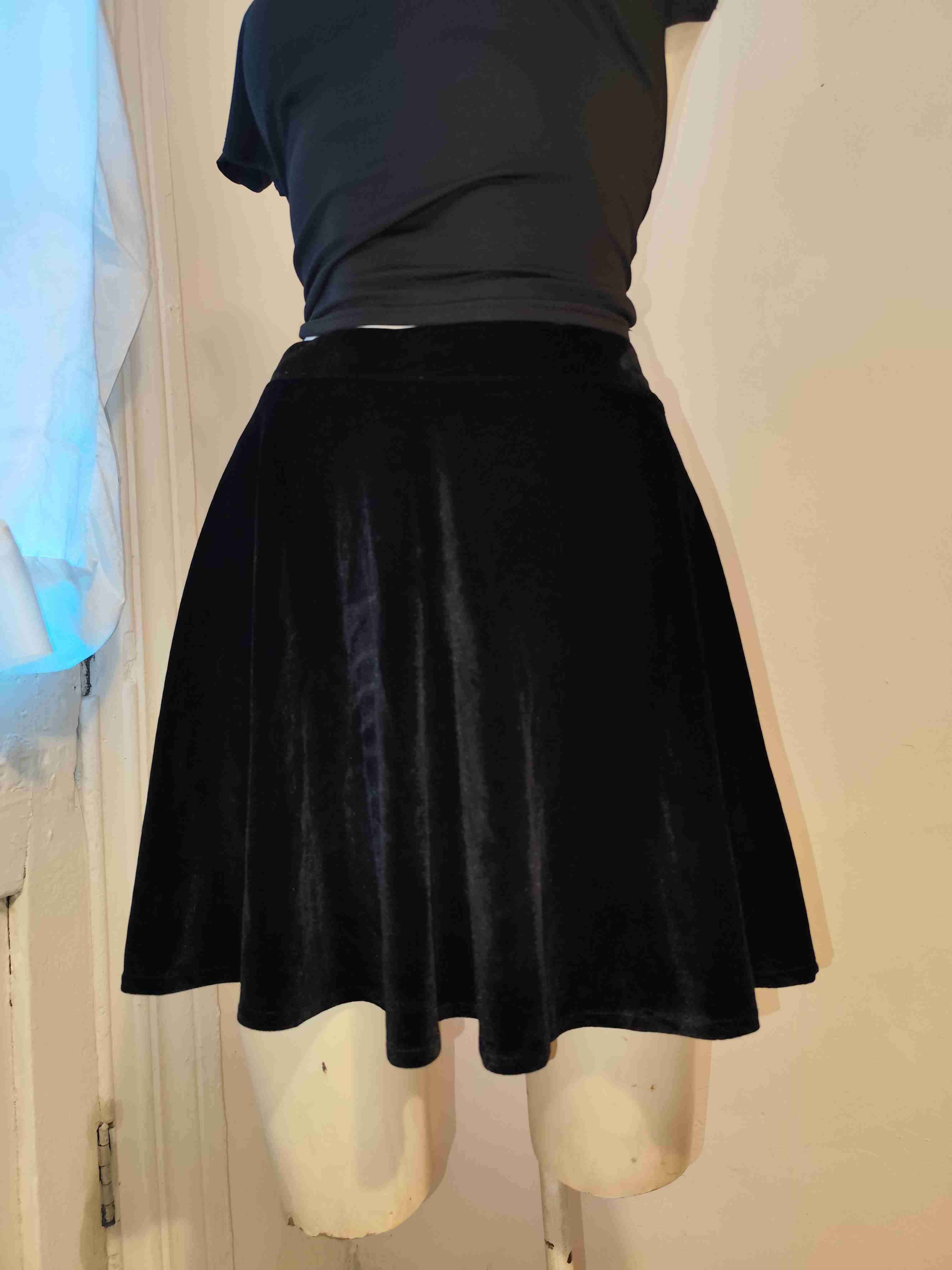 Falda corta de terciopelo negra — talla m - miniatura 3