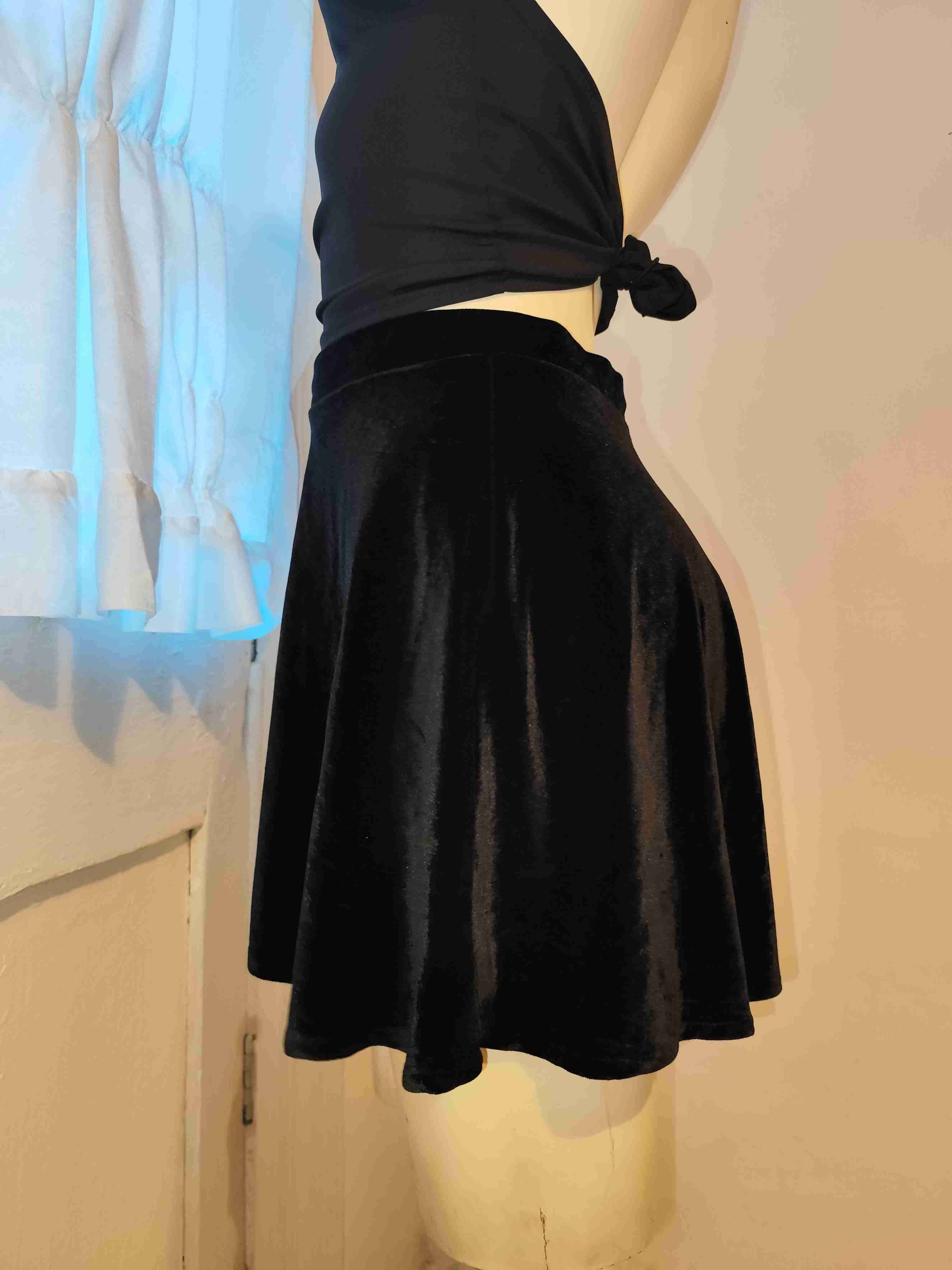 Falda corta de terciopelo negra — talla m - miniatura 4