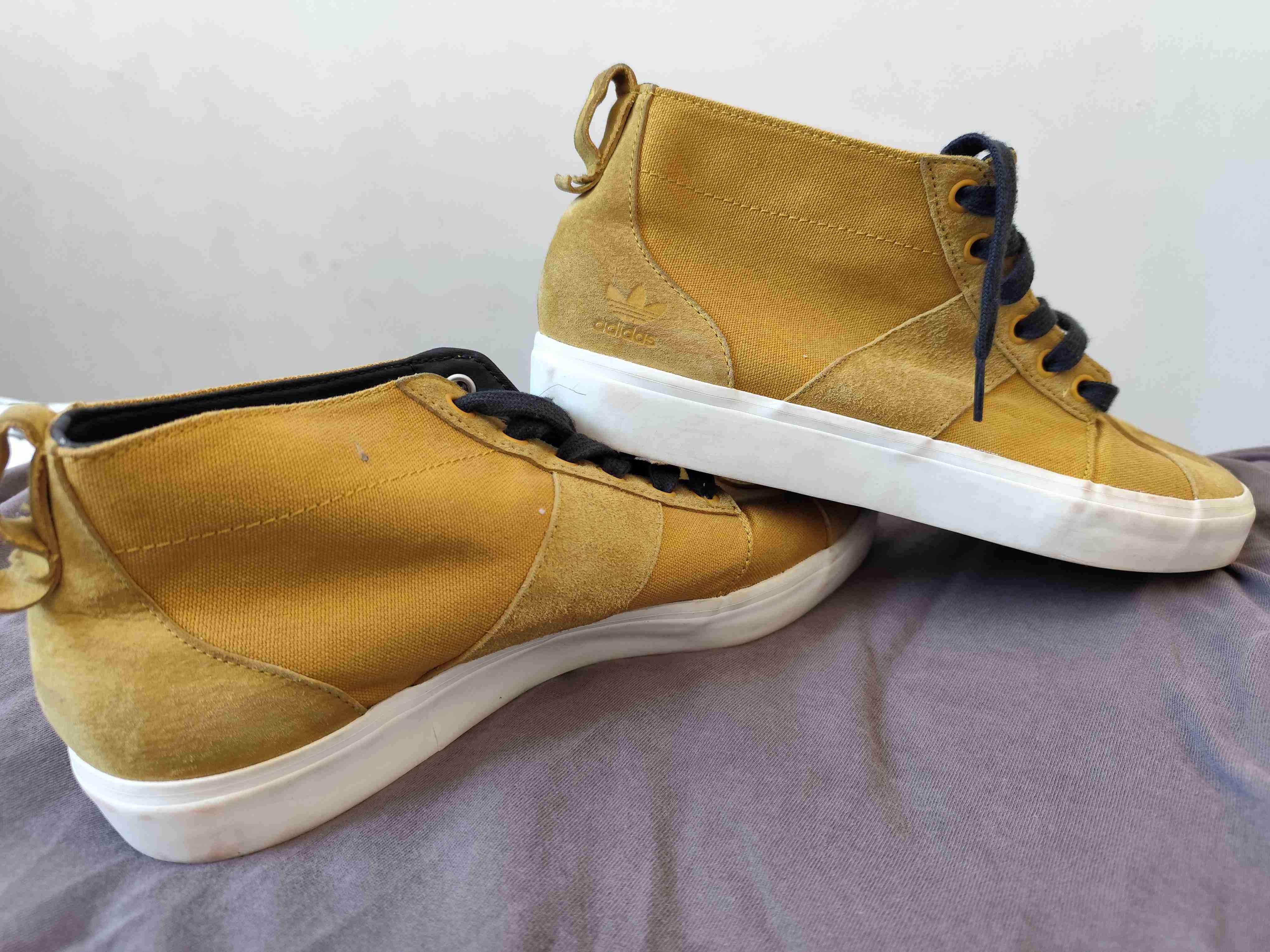 Zapatillas altas color mostaza