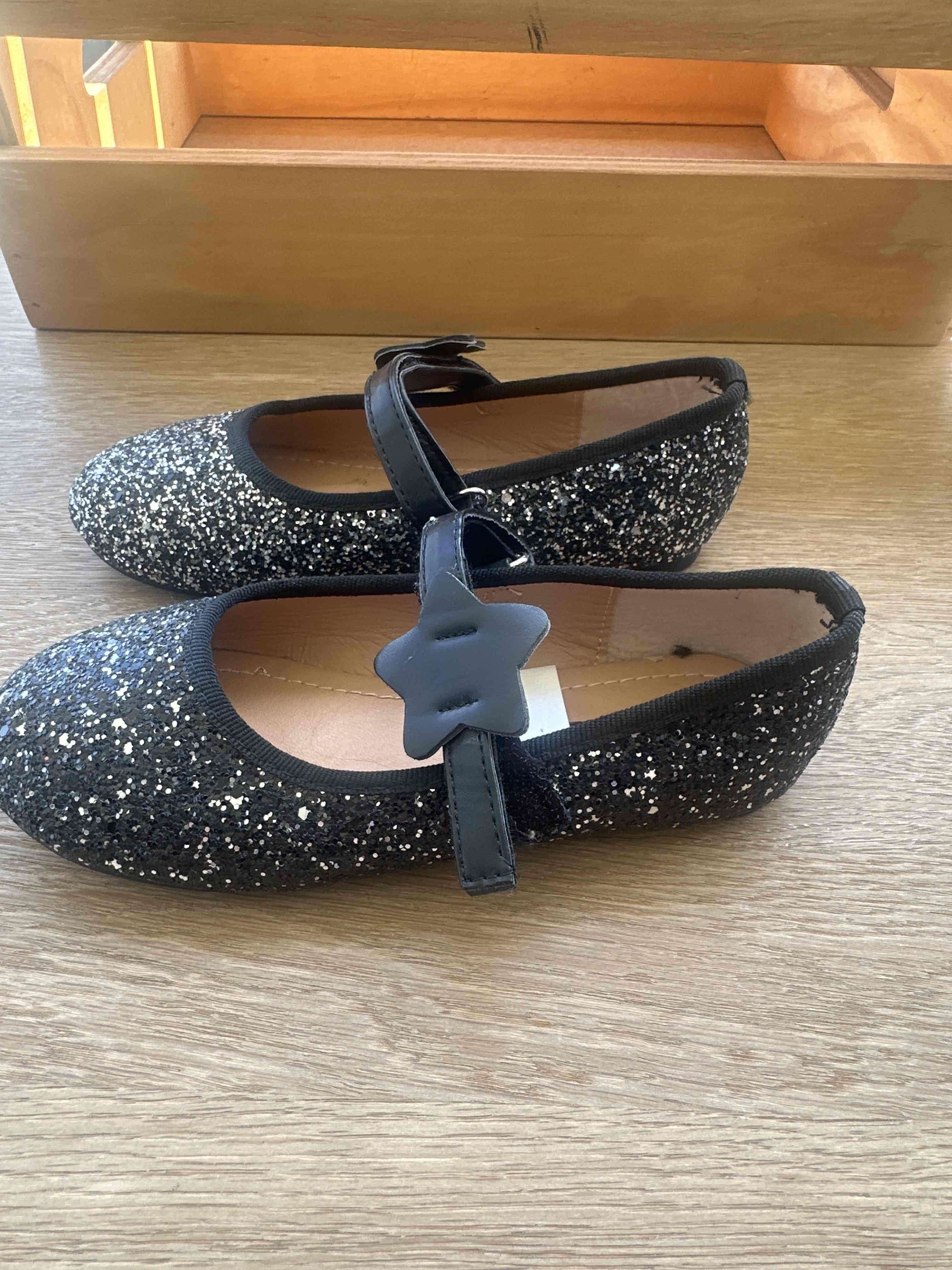 Zapatos niños negros brillos y moño - miniatura 2