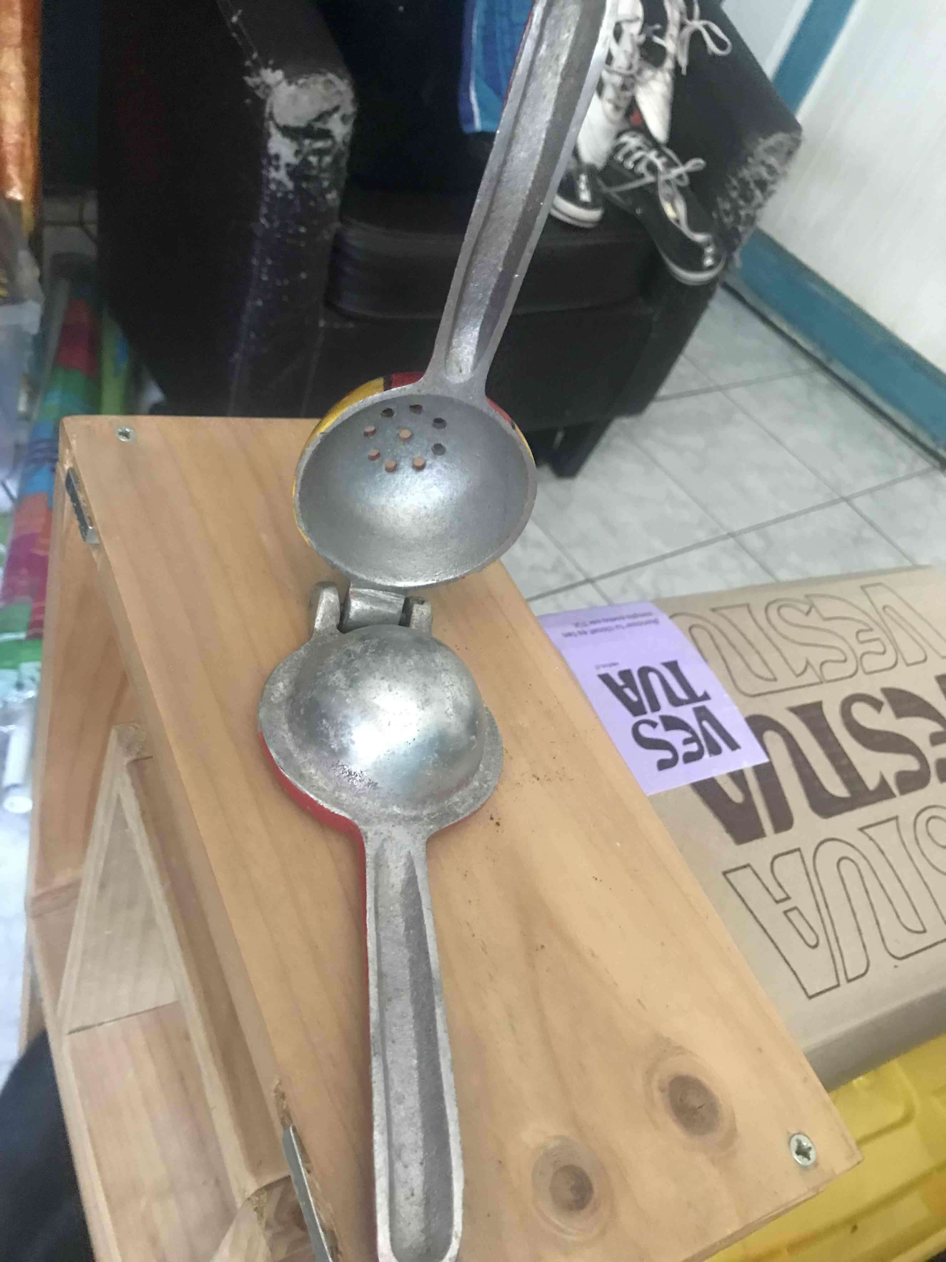 Exprimidor de limón artesanal - miniatura 2