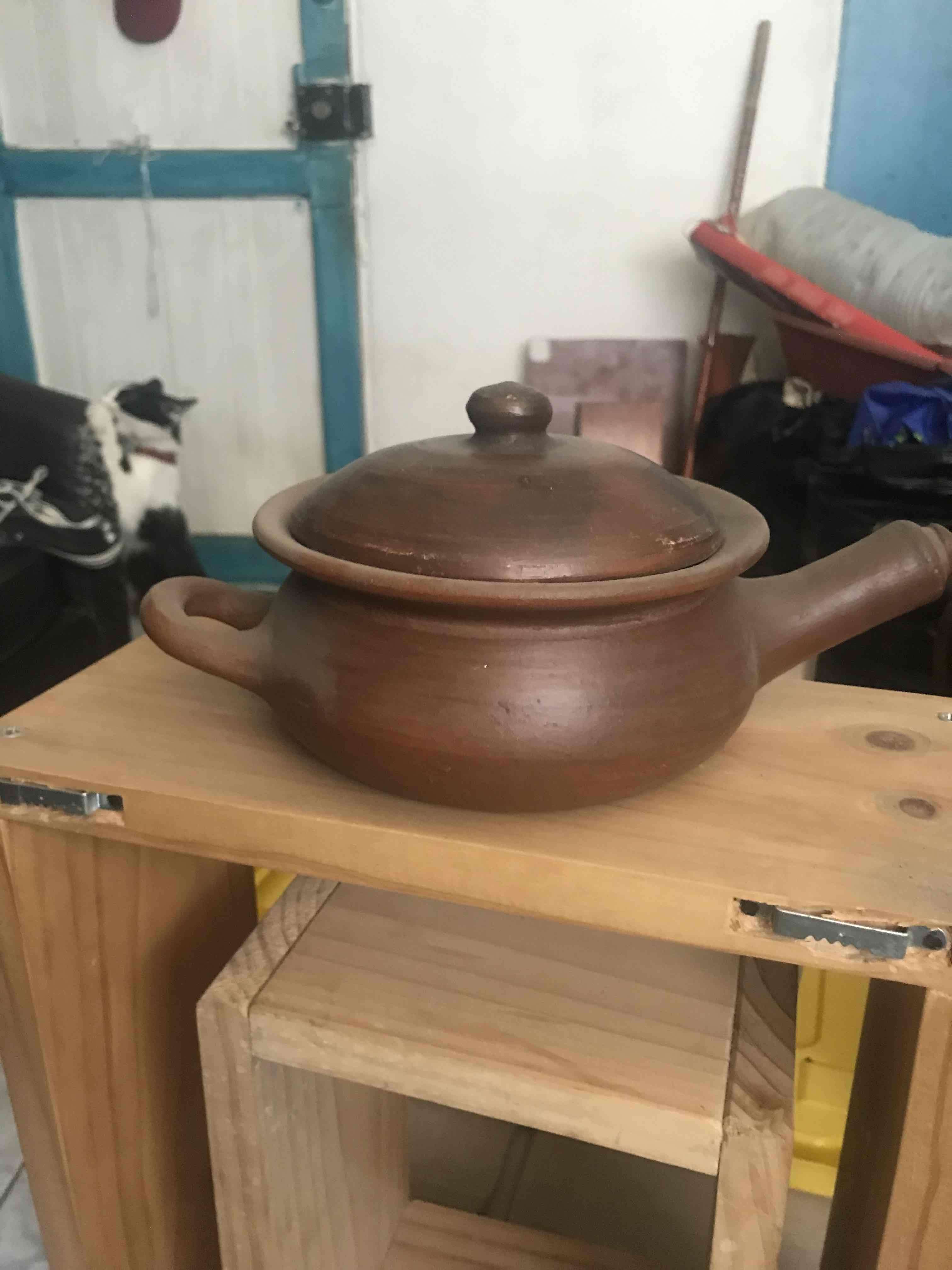 Olla de barro con tapa