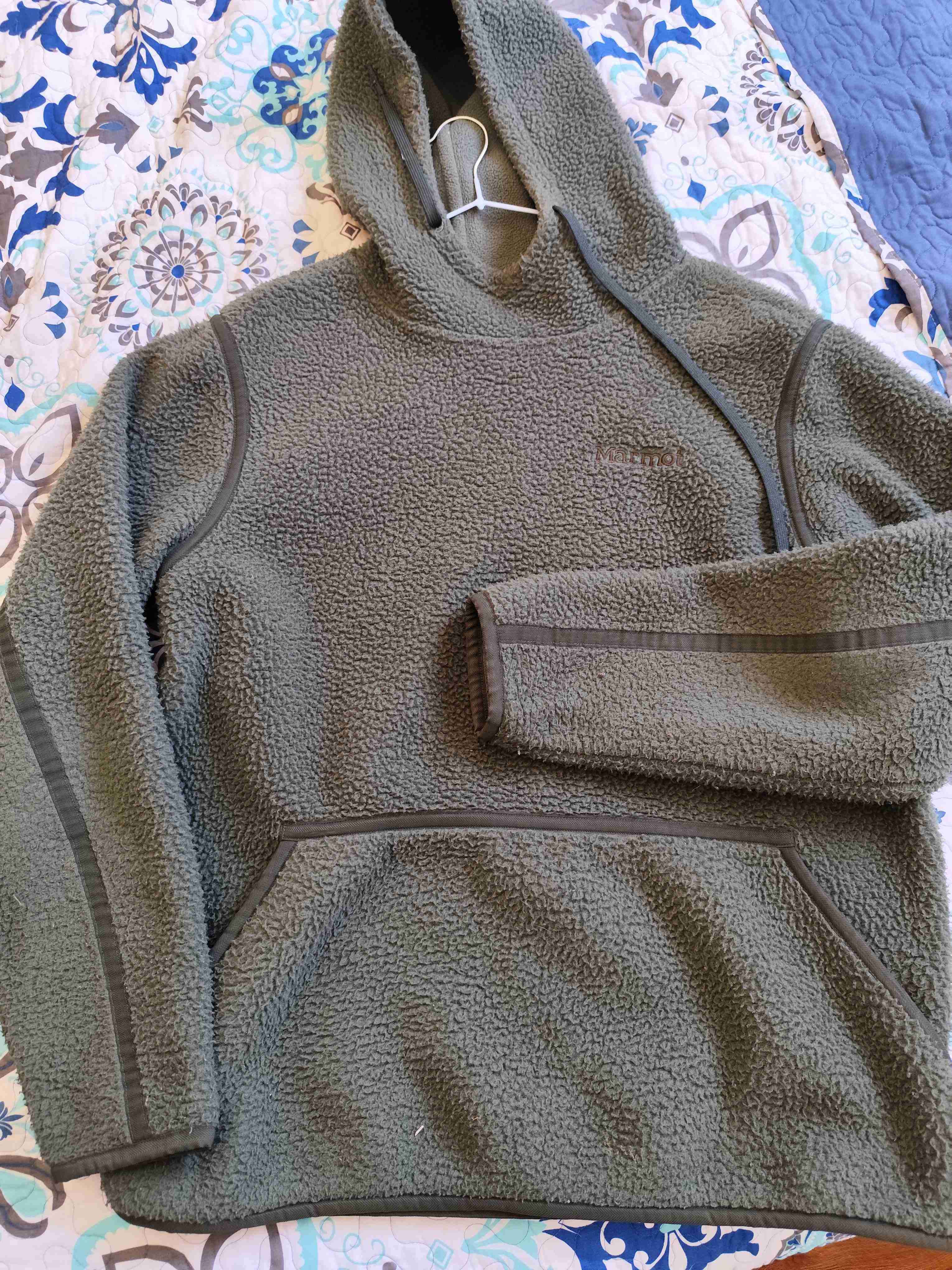 Polerón polar verde con capucha