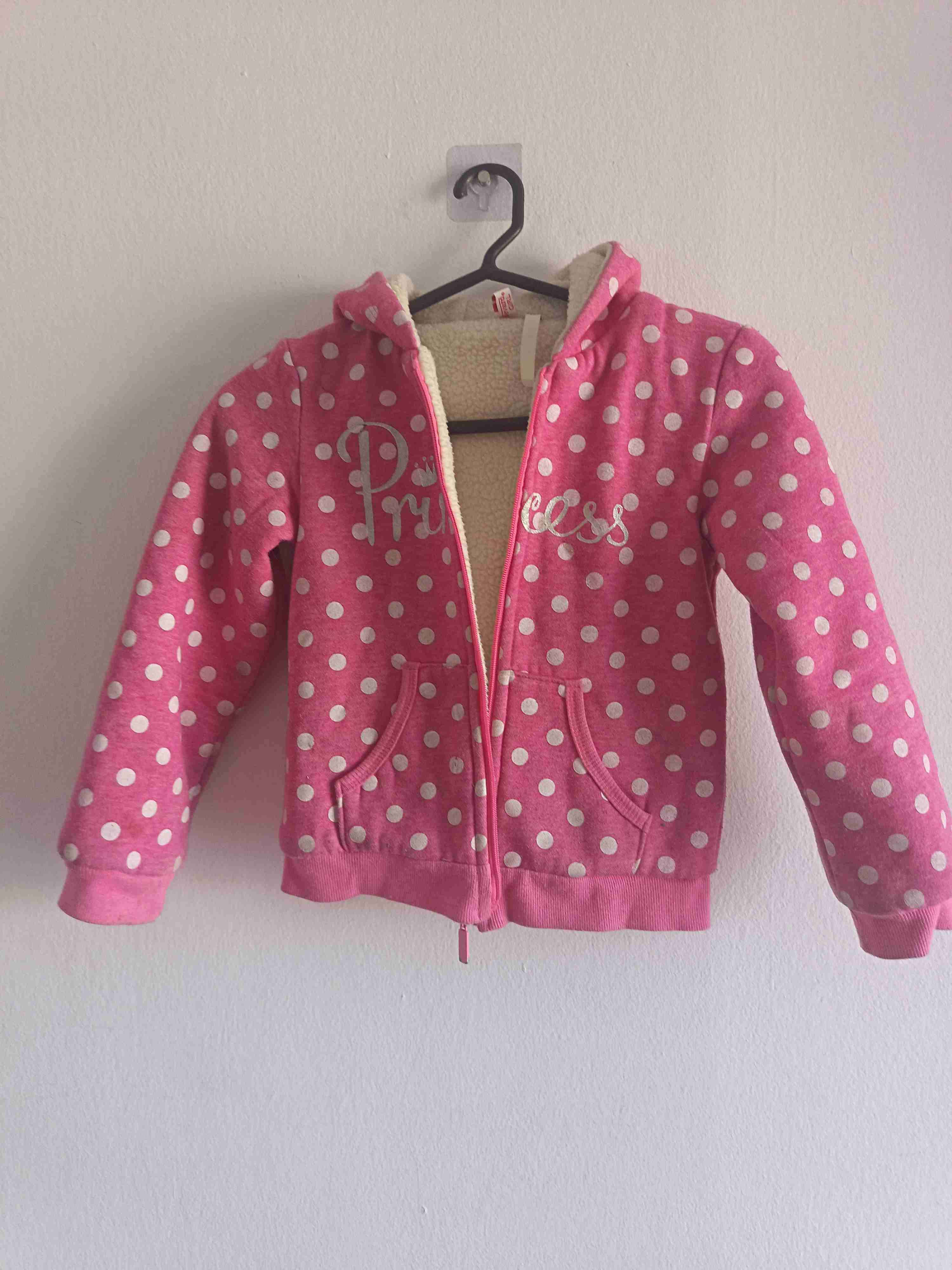 Polerón rosado de puntos para niña