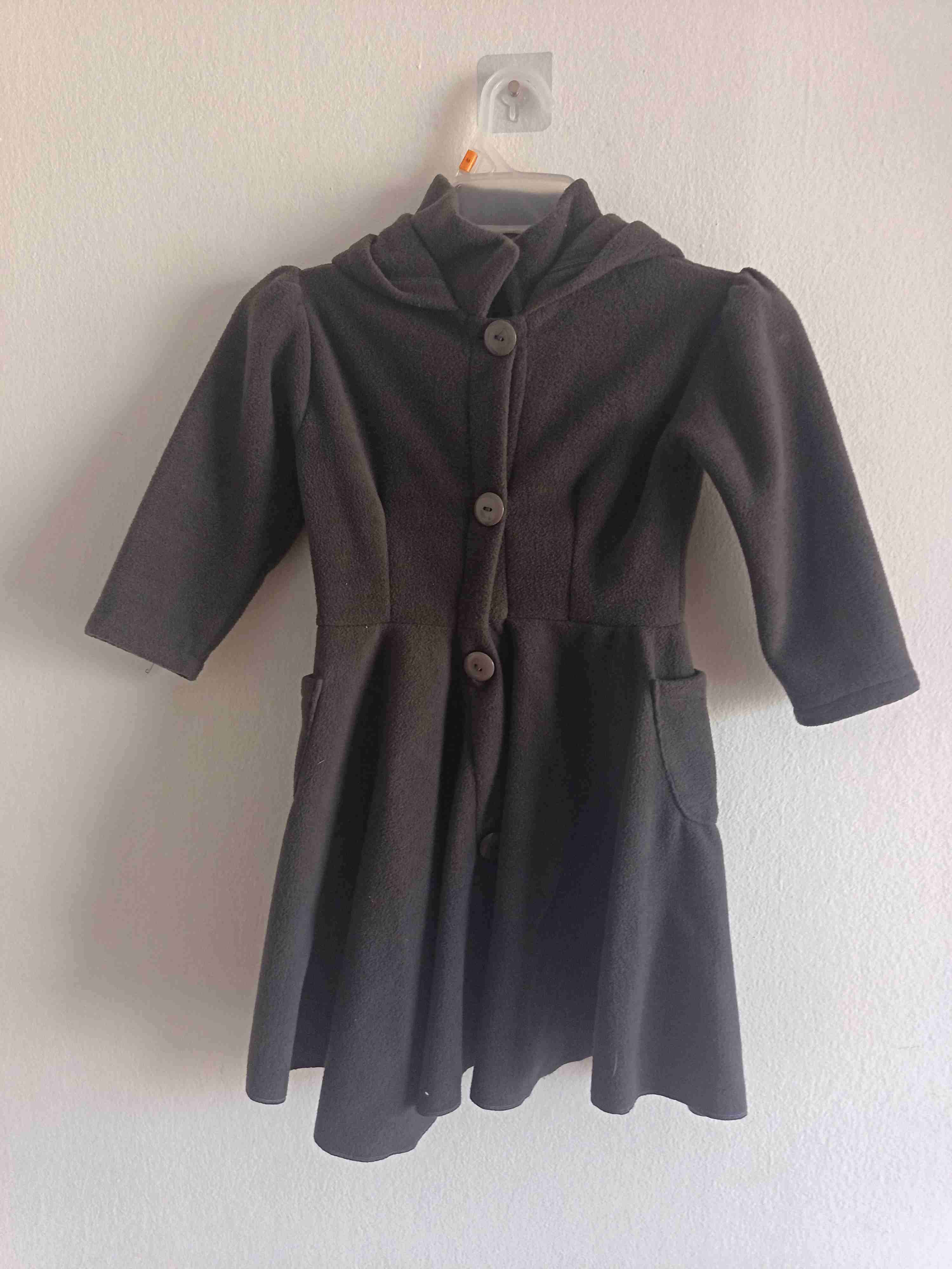 Abrigo infantil gris con capucha