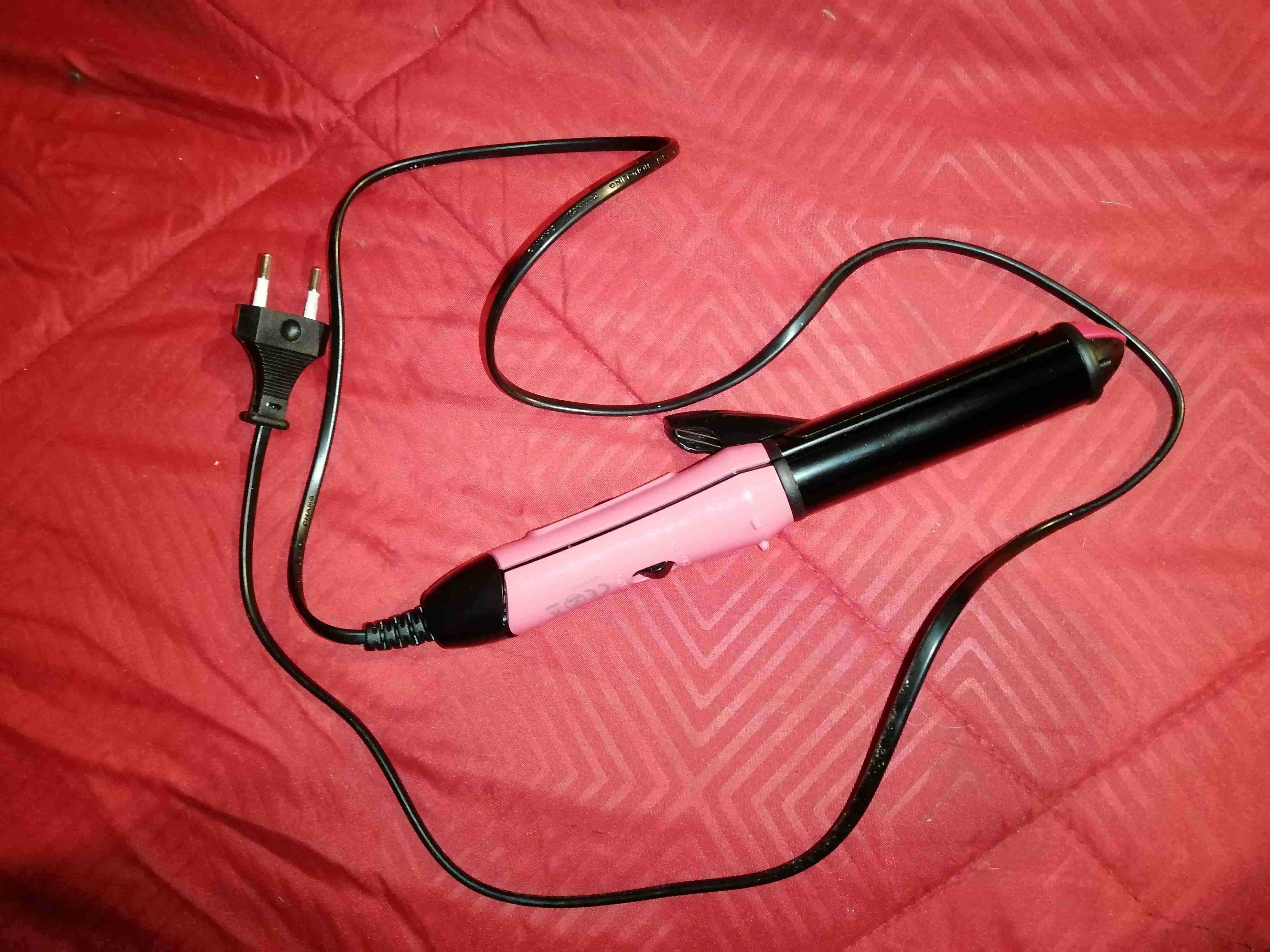 Rizador de pelo rosa y negro