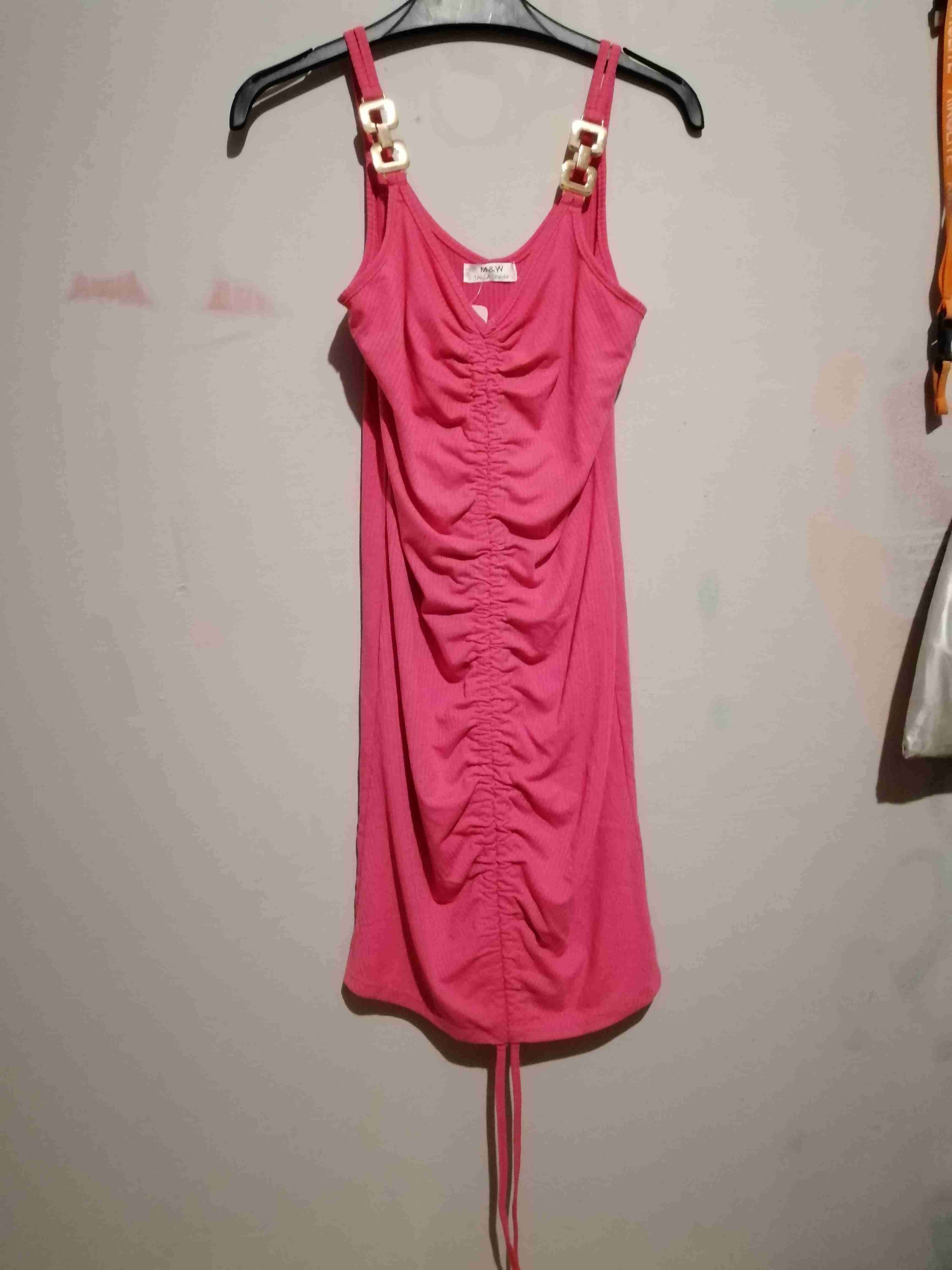 Vestido rosa con tirantes decorativos