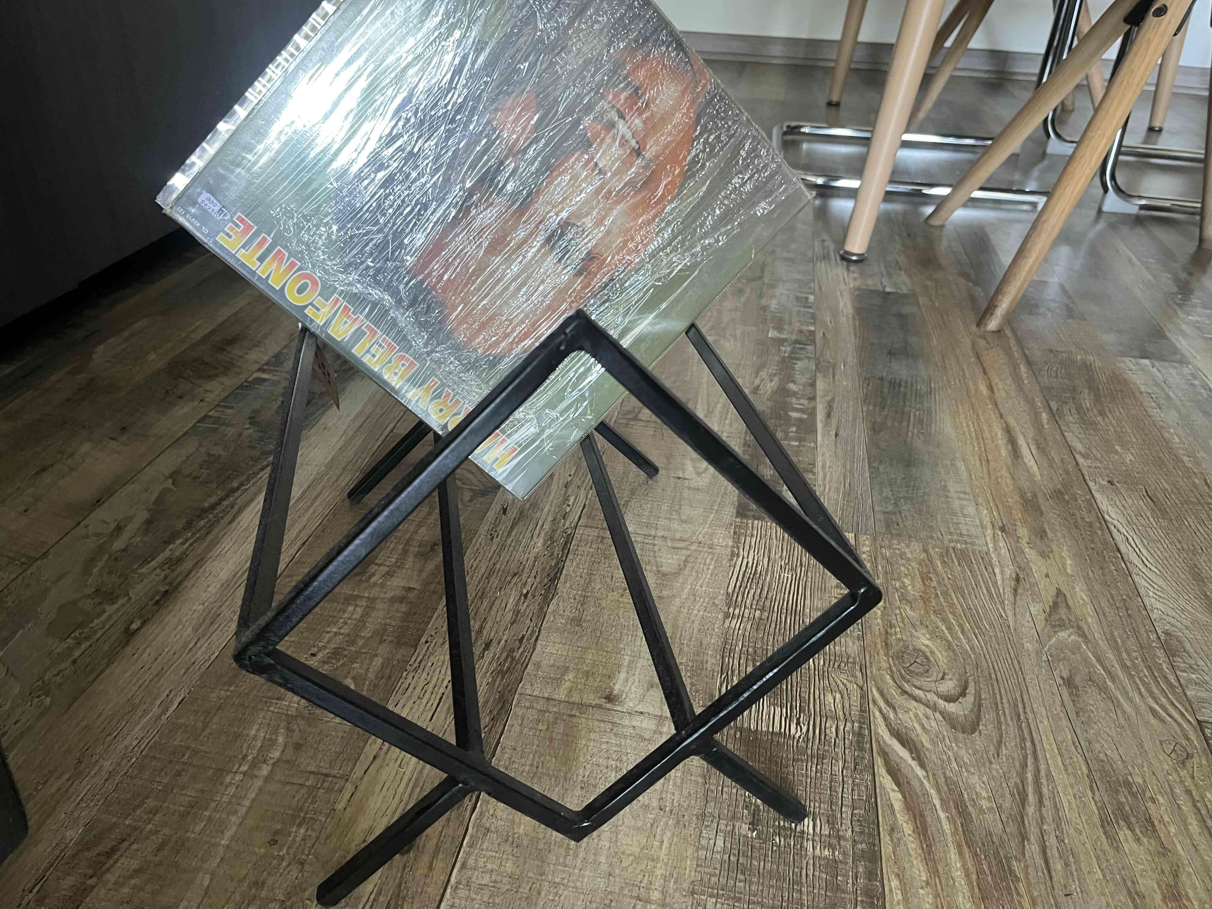 Revistero moderno en metal negro