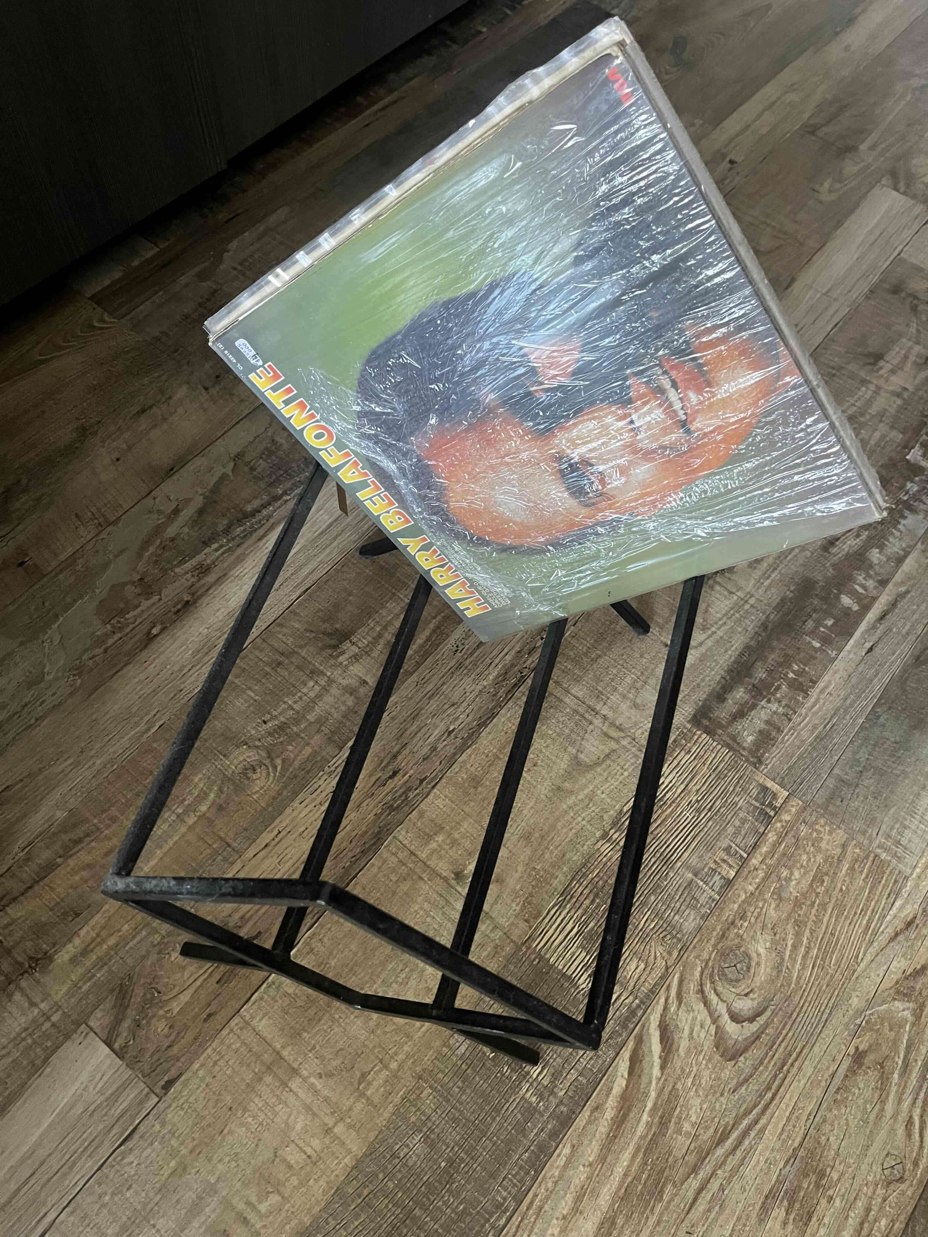 Revistero moderno en metal negro - miniatura 2