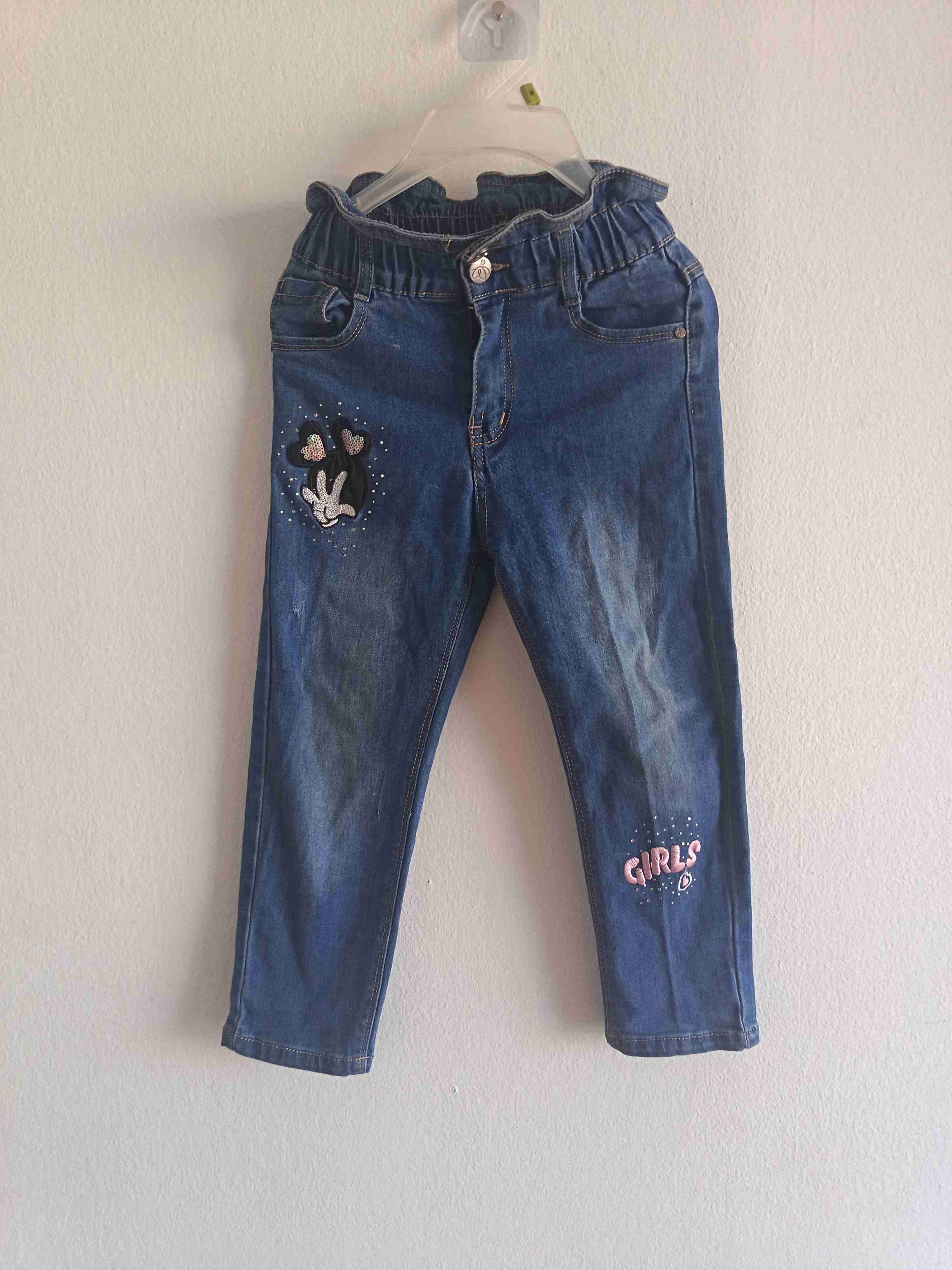 Jeans azules con diseño infantil