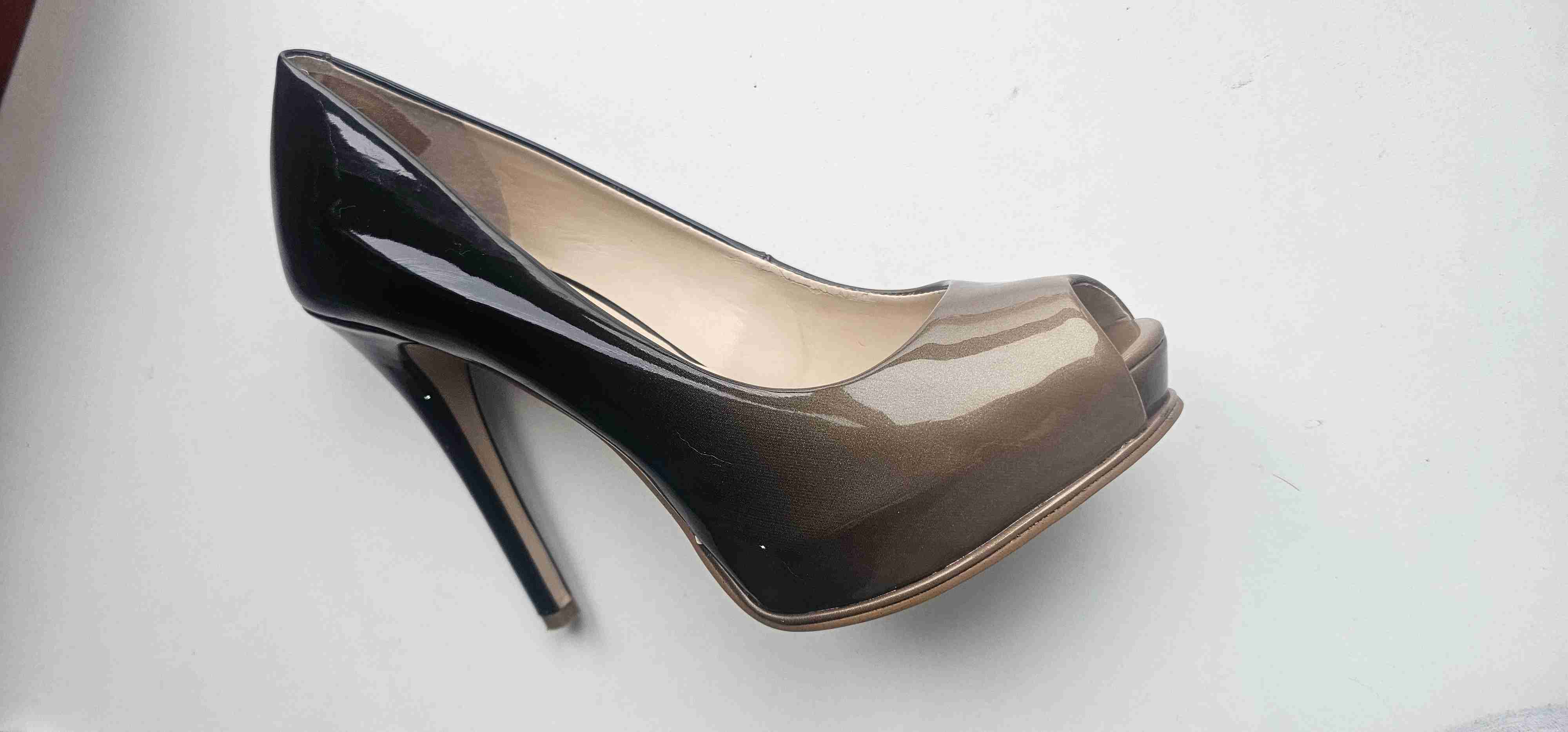 Zapato de charol degradado negro y beige