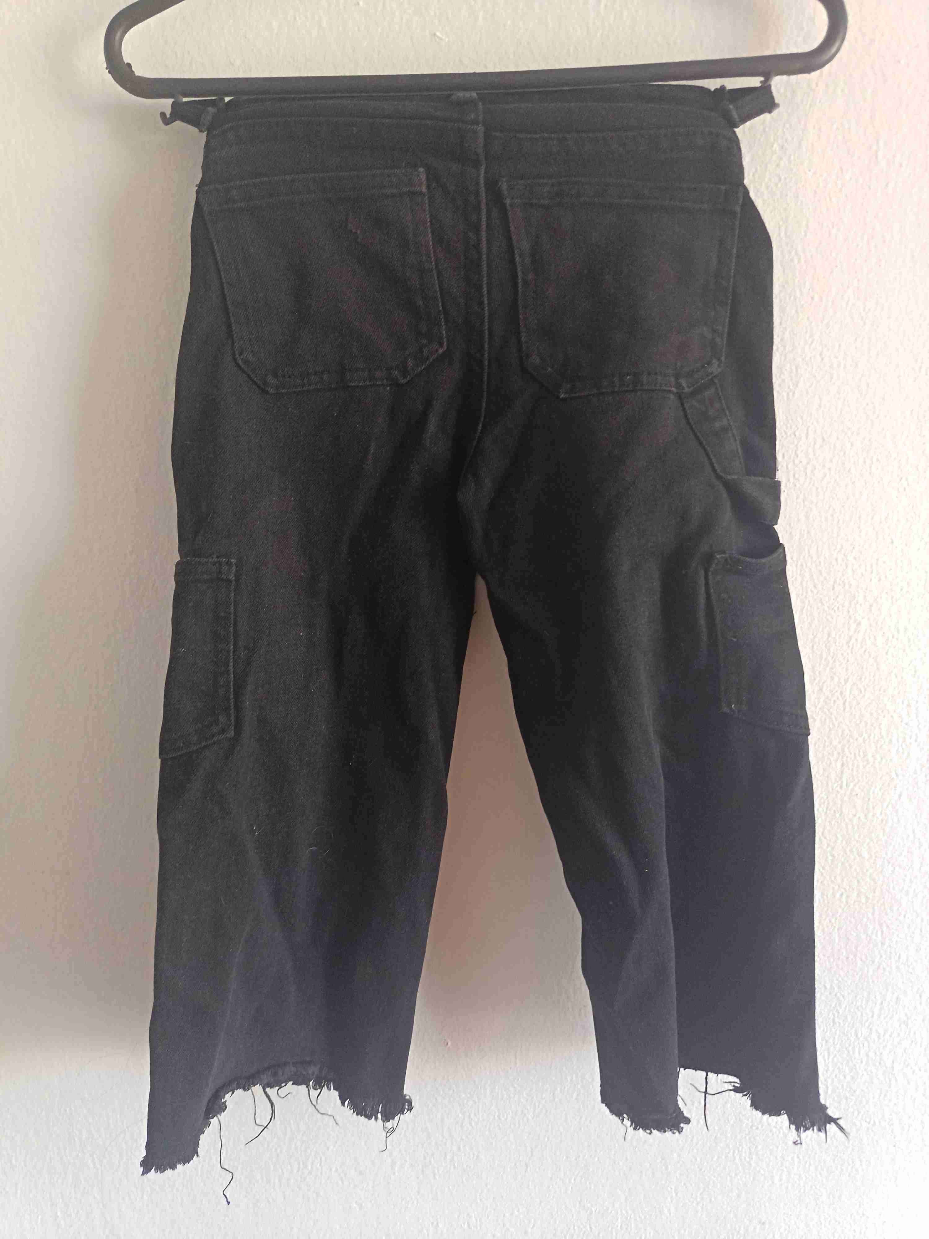 Jeans negros cortos desgastados - miniatura 2