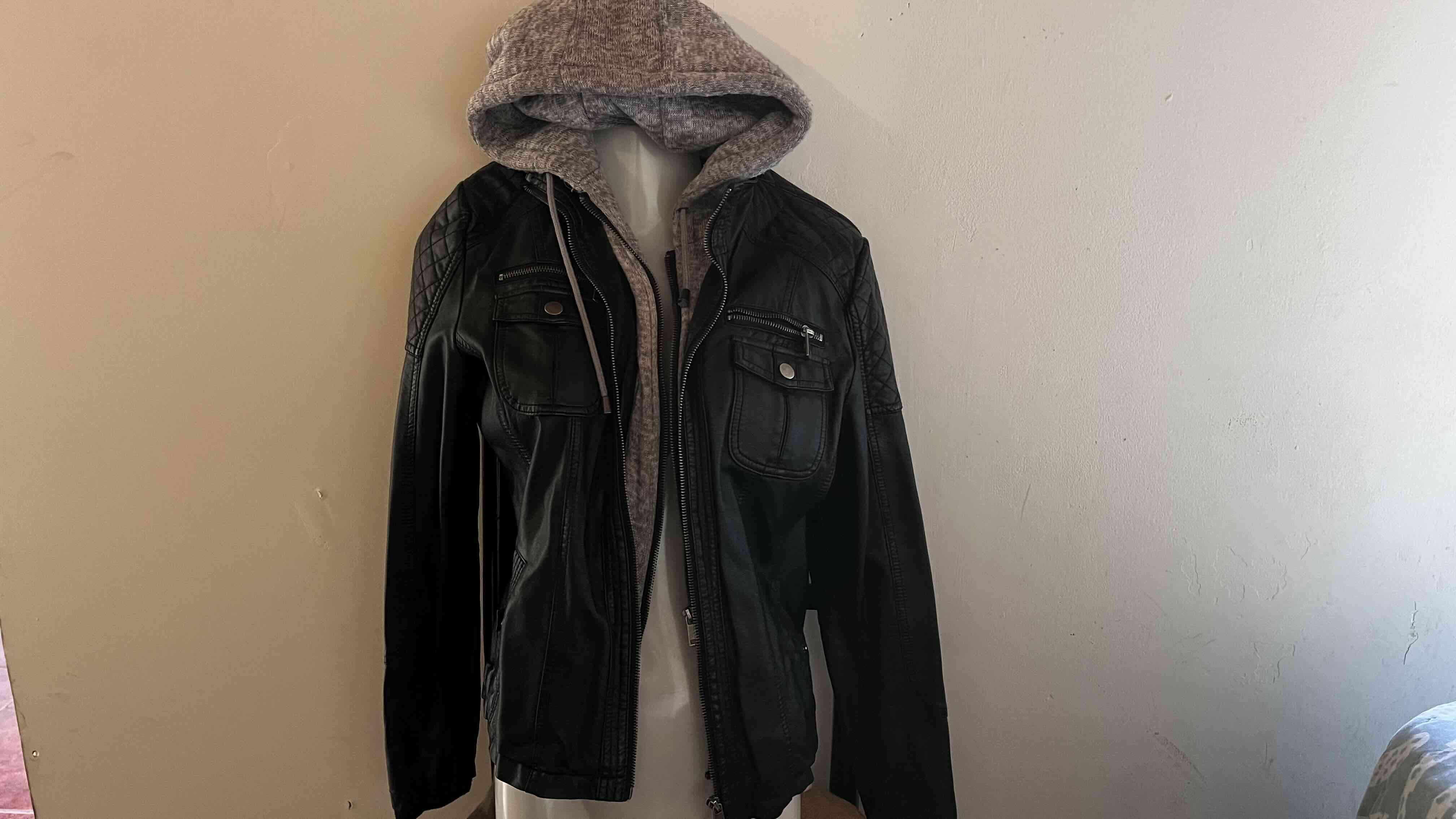 Chaqueta negra con capucha