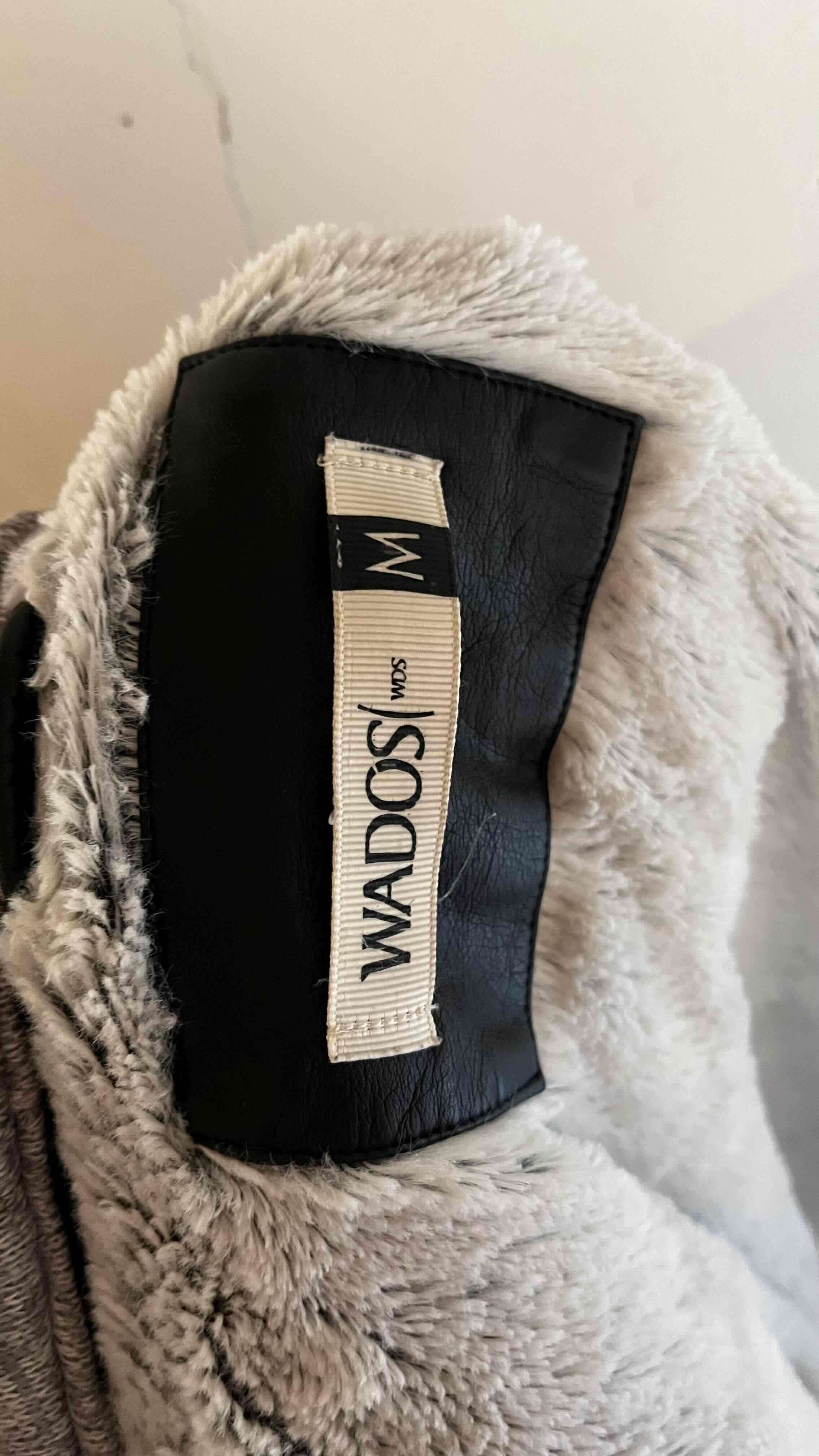 Chaqueta negra con capucha - miniatura 2