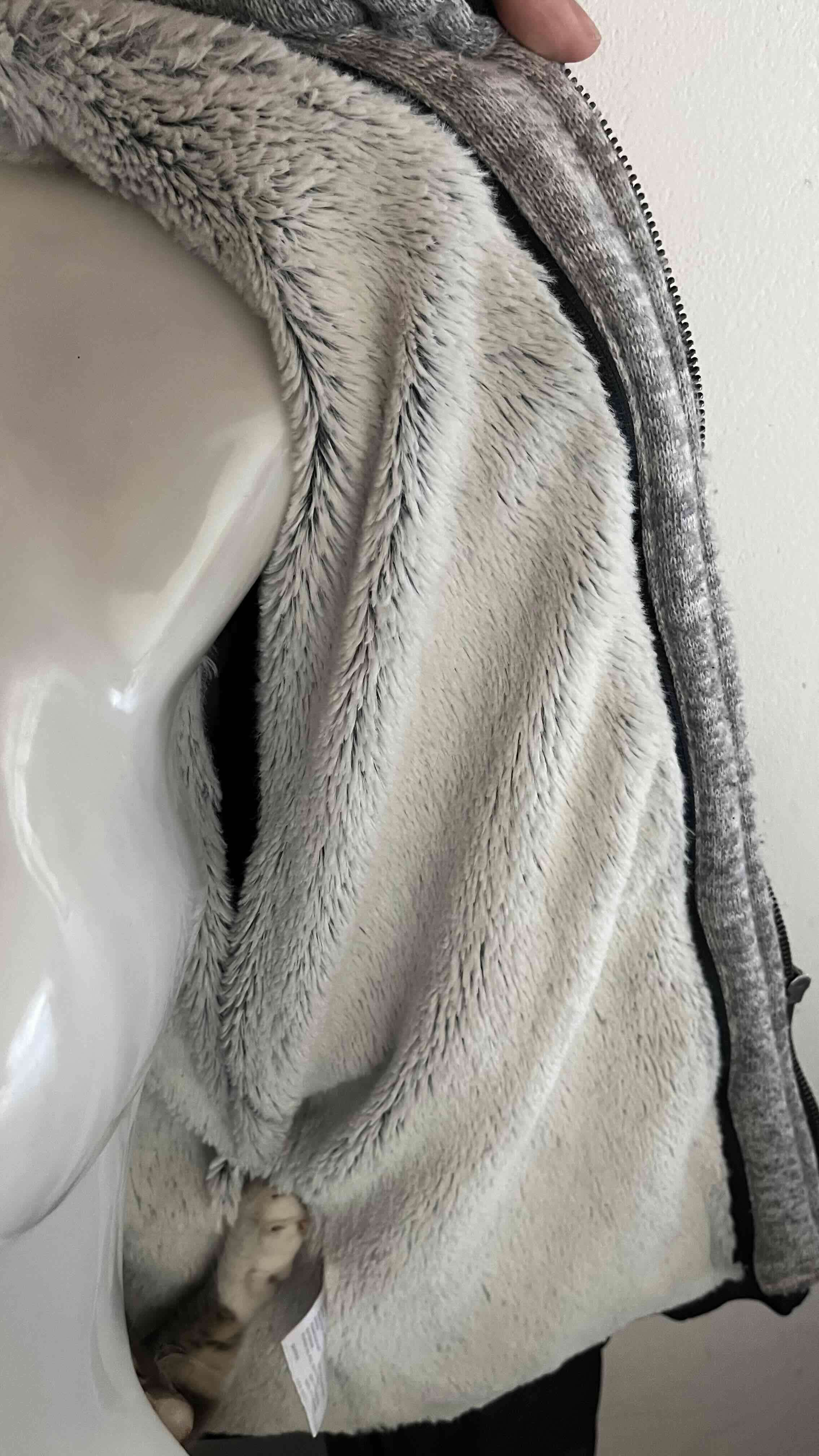 Chaqueta negra con capucha - miniatura 3