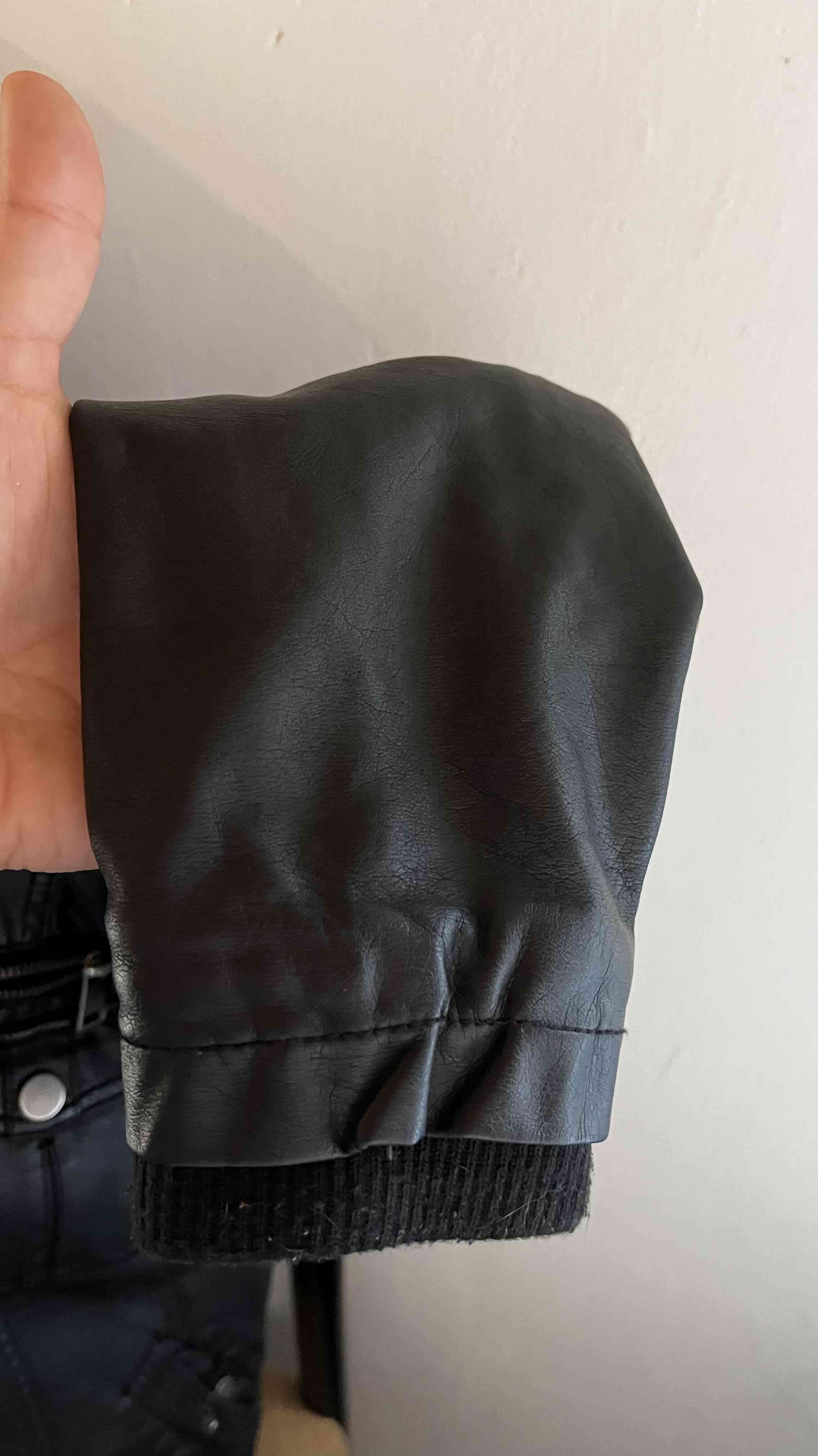 Chaqueta negra con capucha - miniatura 4