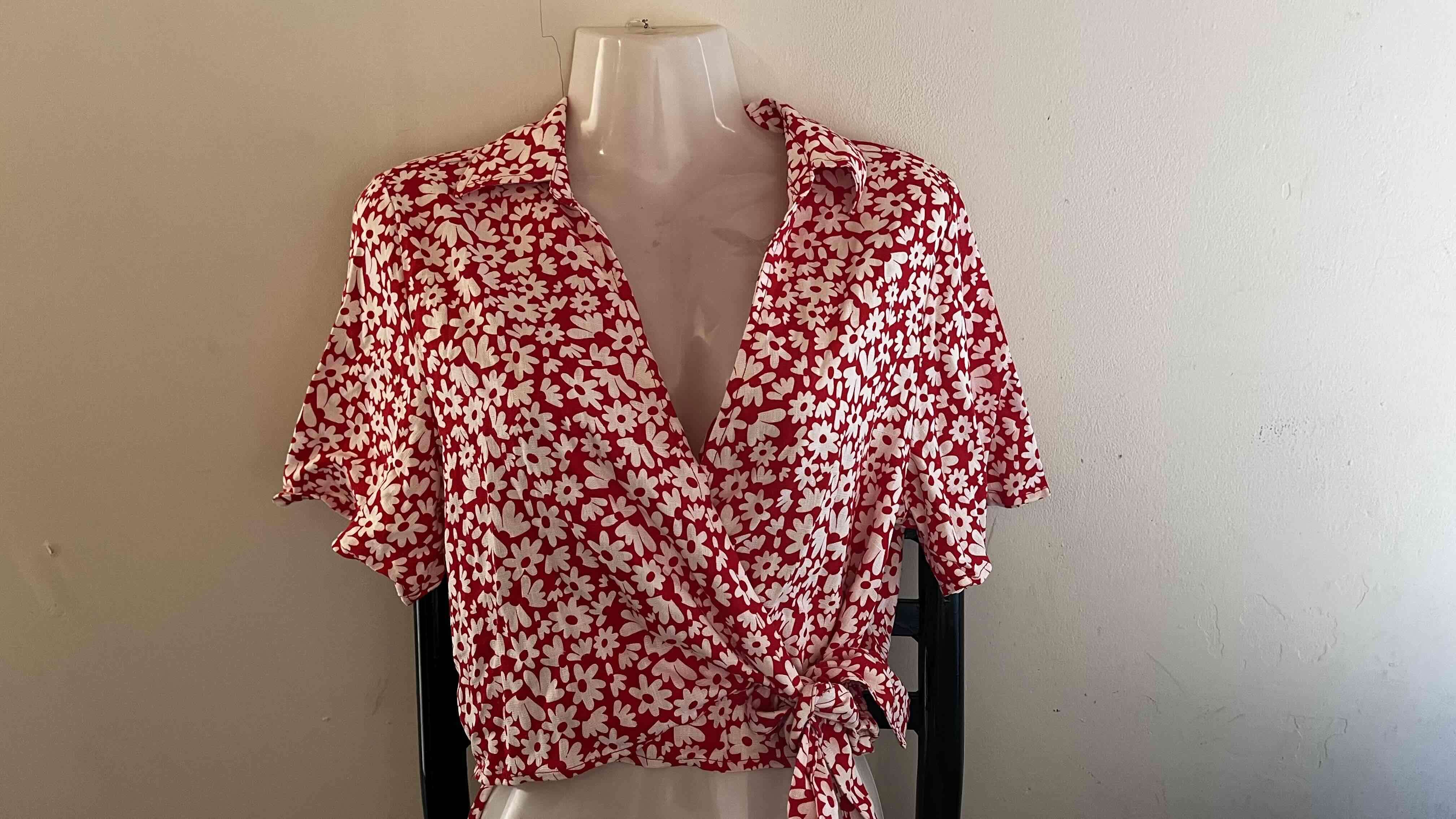 Blusa floral roja y blanca