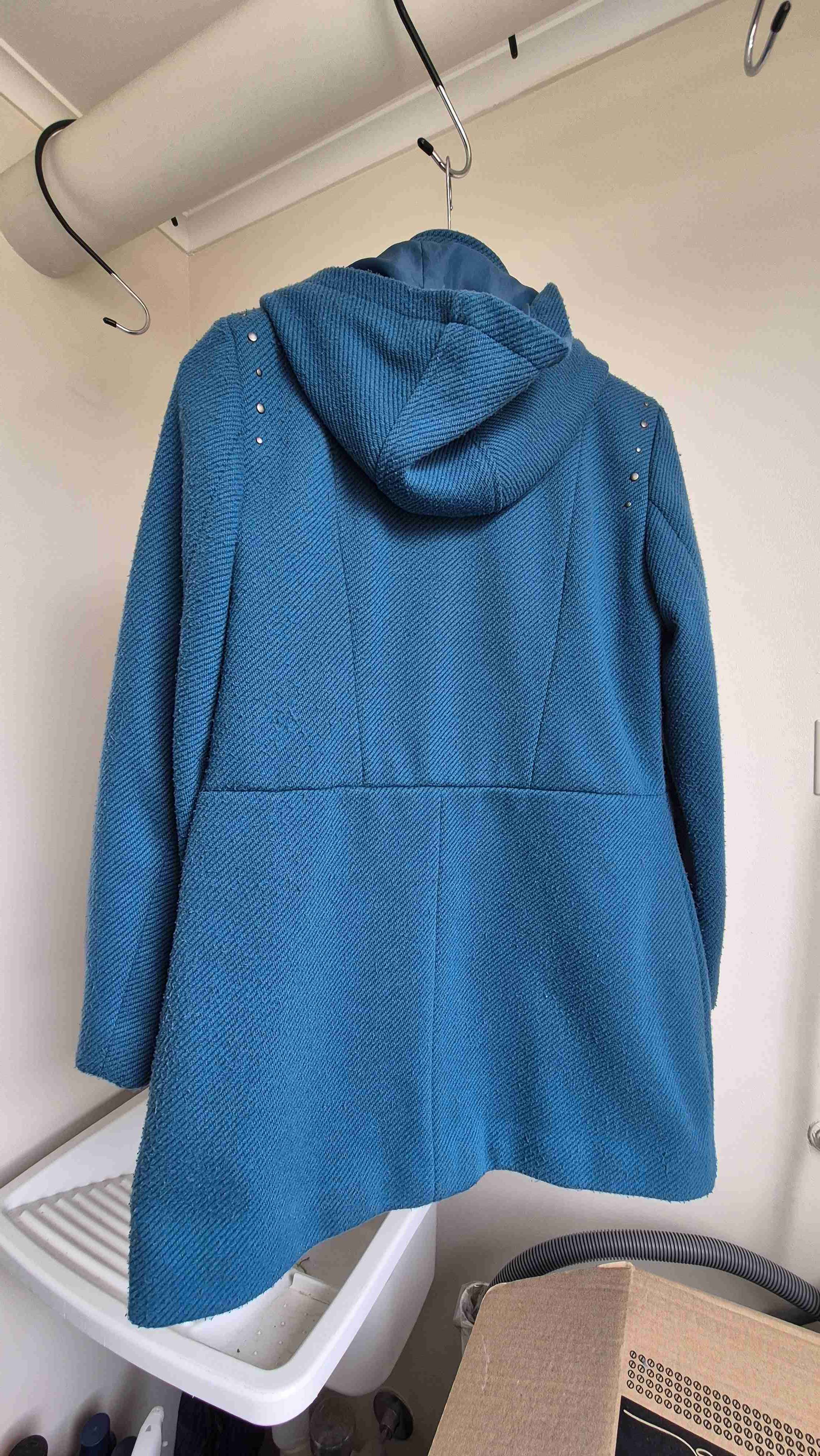 Abrigo azul con capucha - miniatura 2