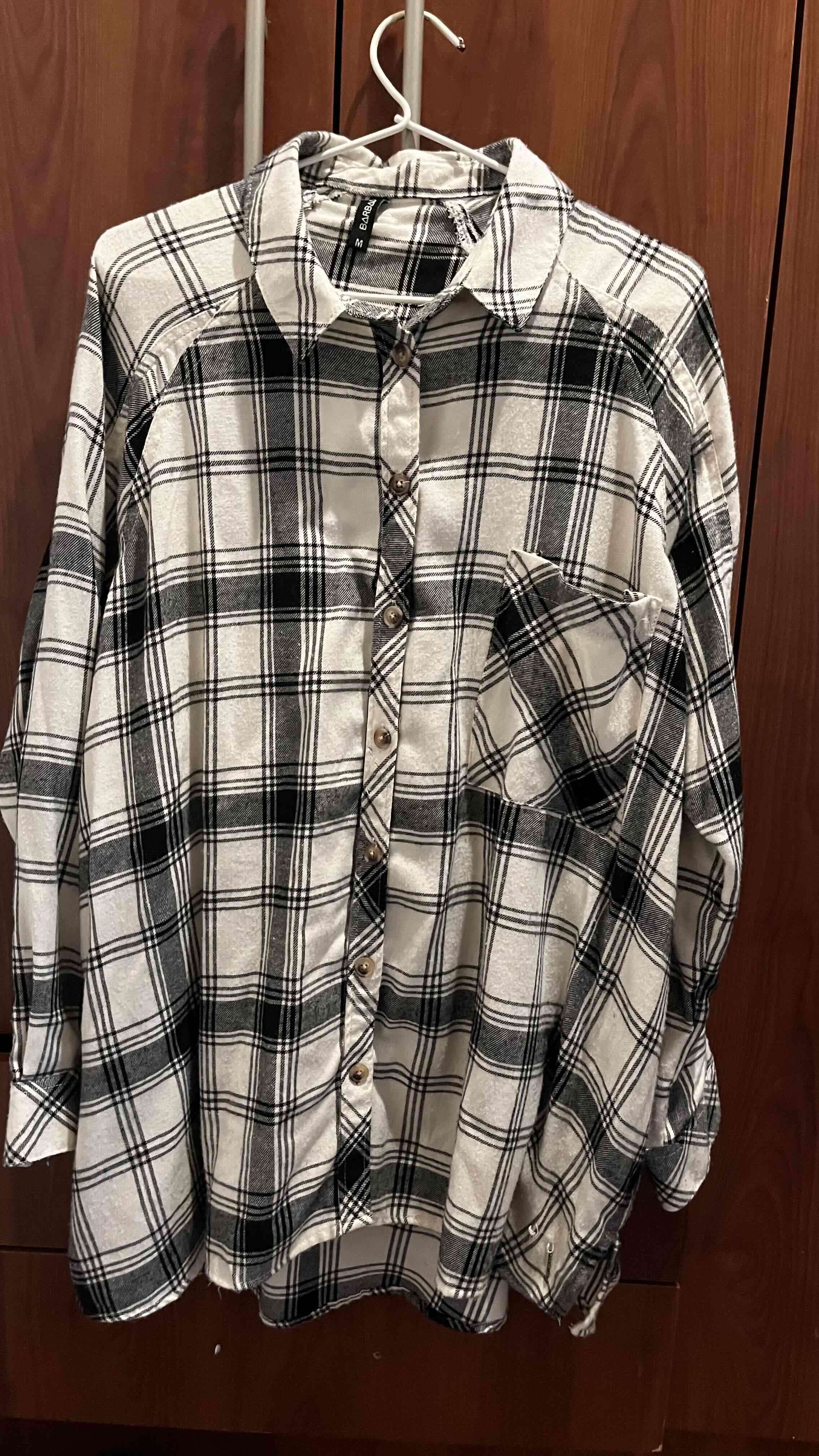 Camisa a cuadros blanco y negro