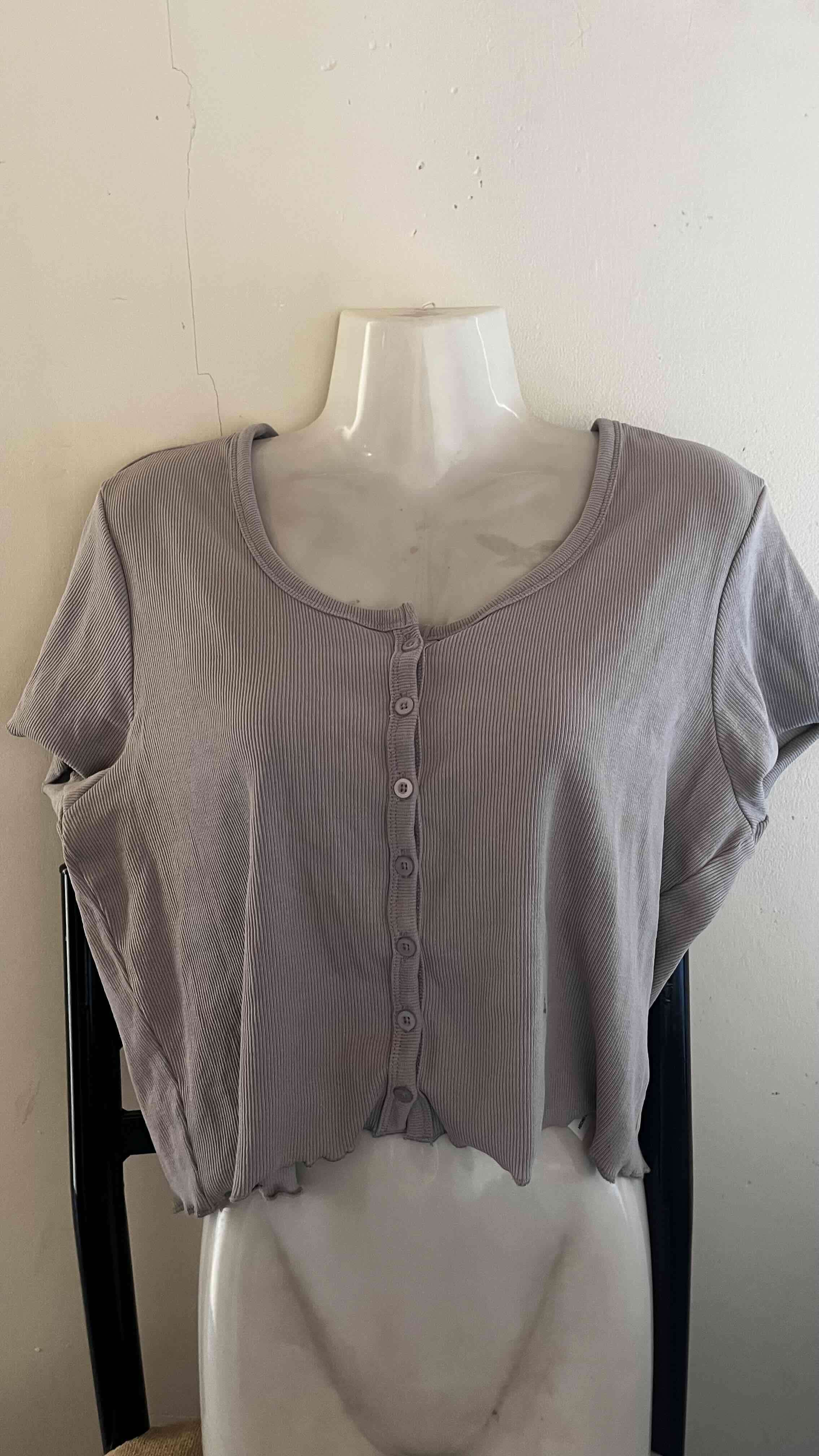Top gris con botones