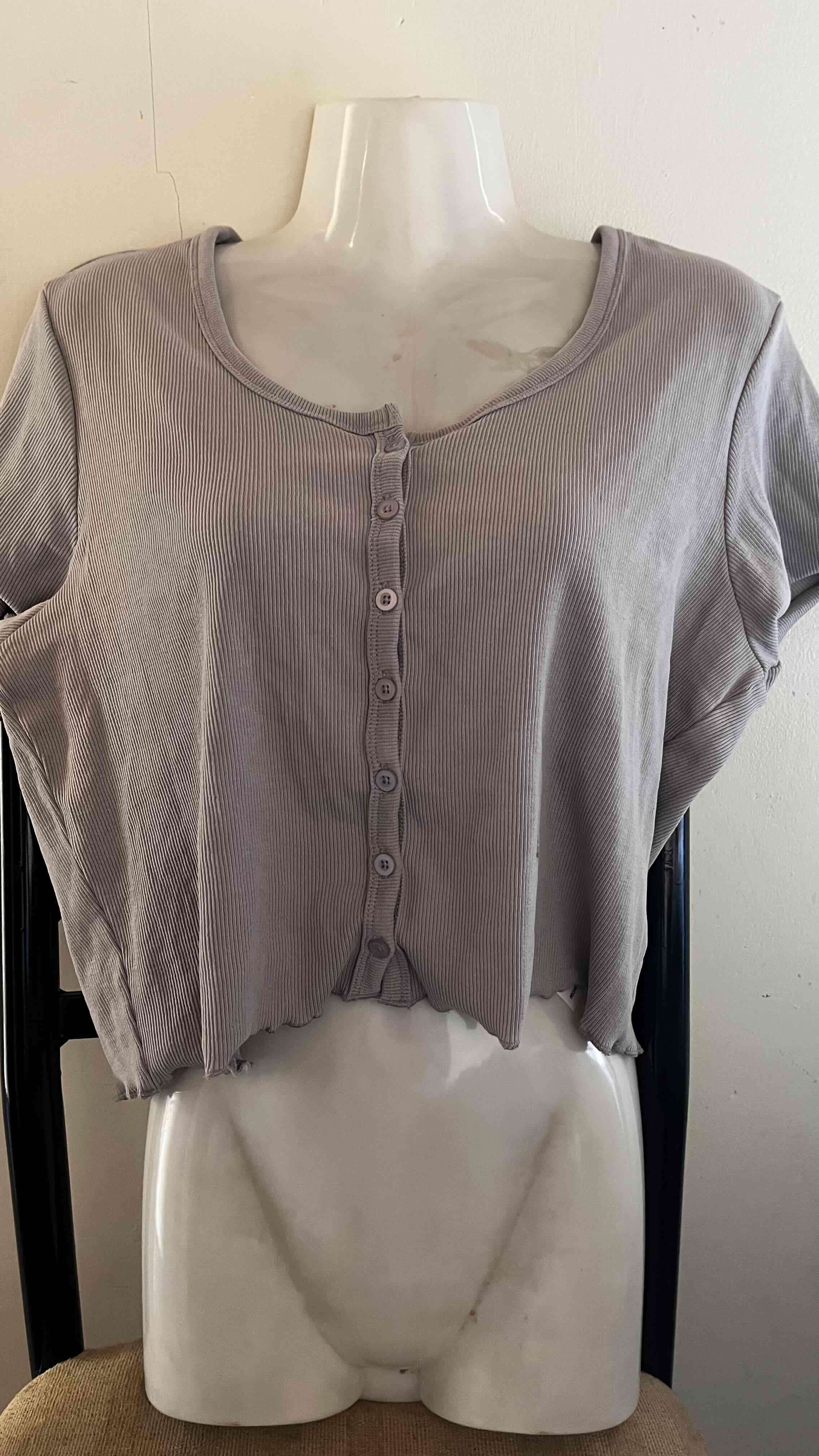 Top gris con botones - miniatura 2