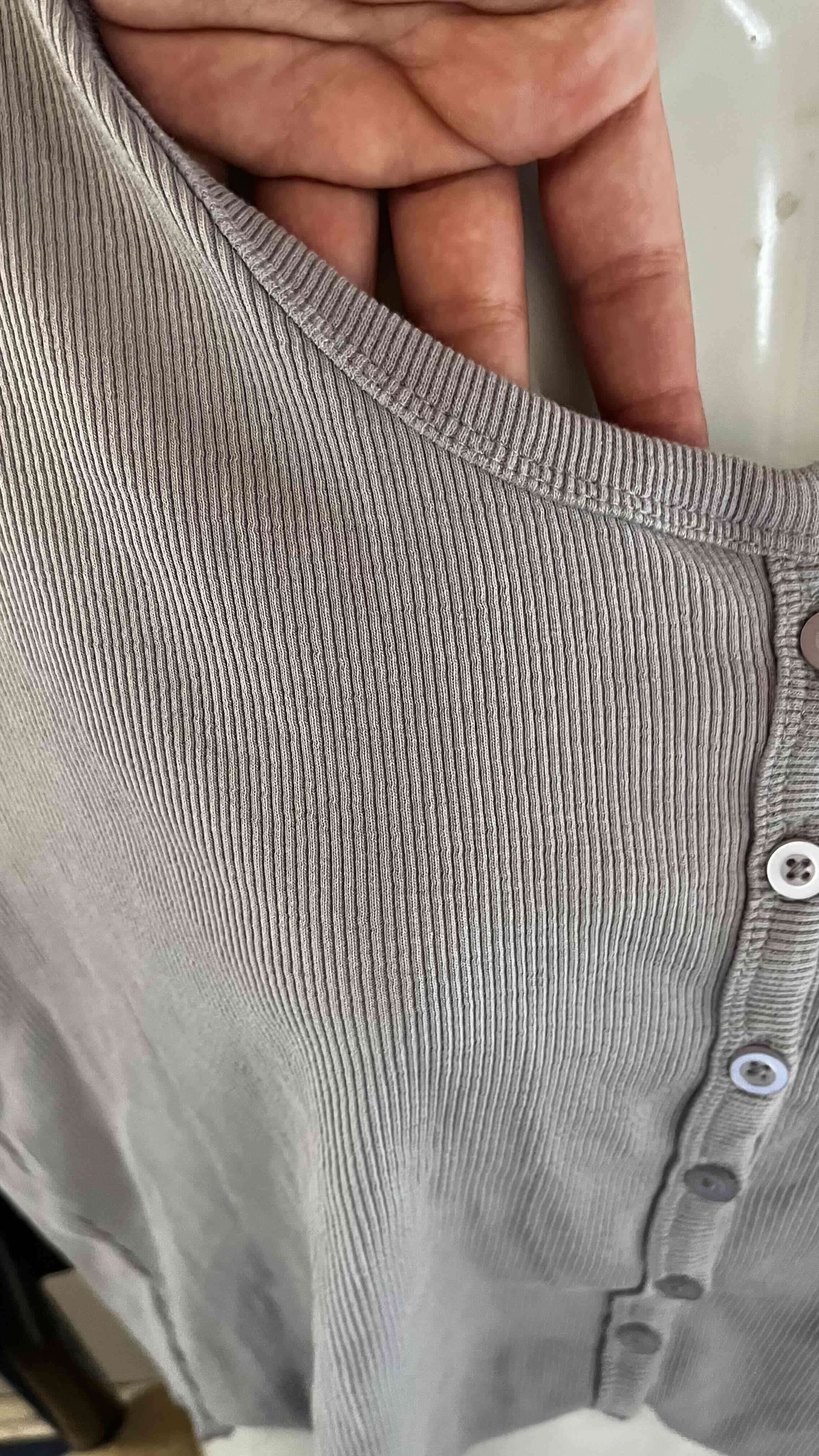 Top gris con botones - miniatura 3