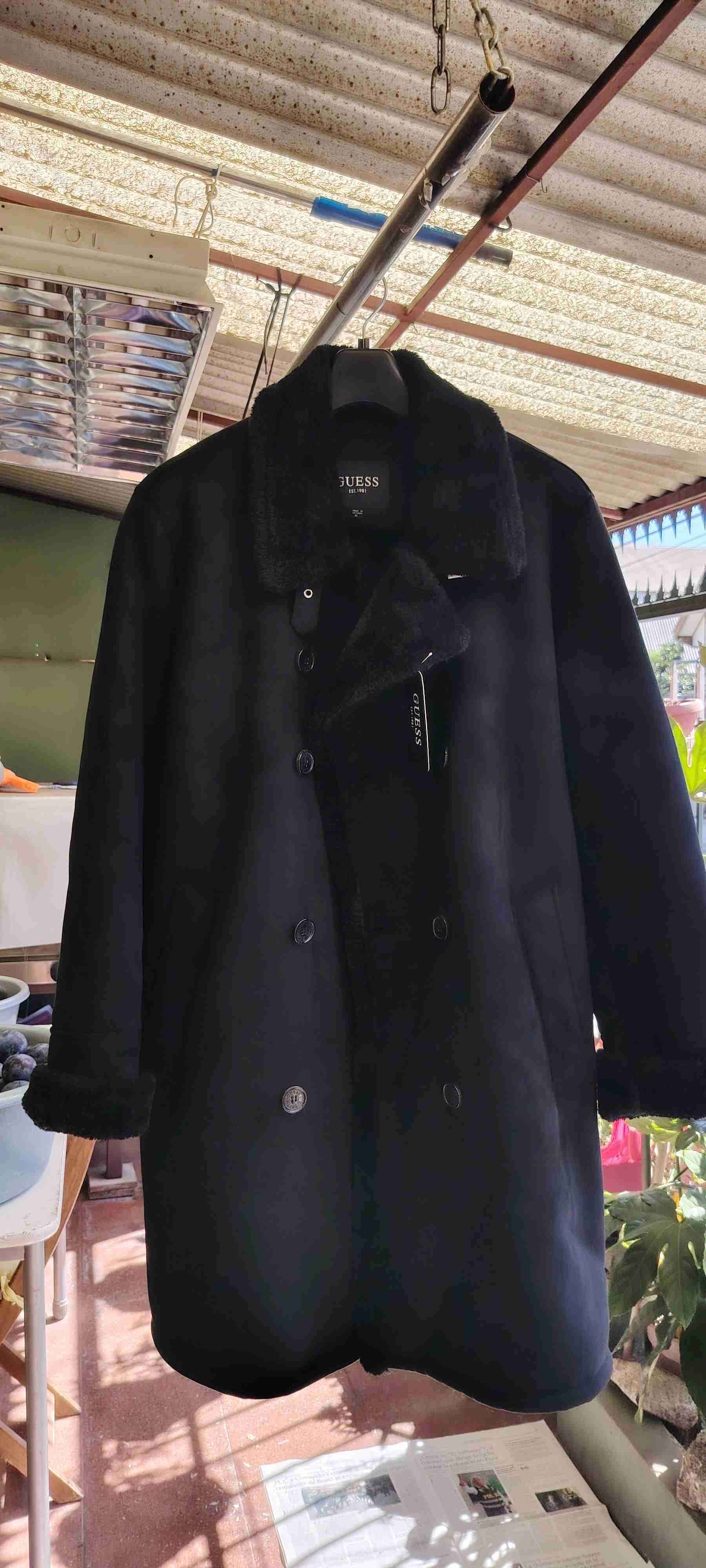 Abrigo negro Guess con etiquetas