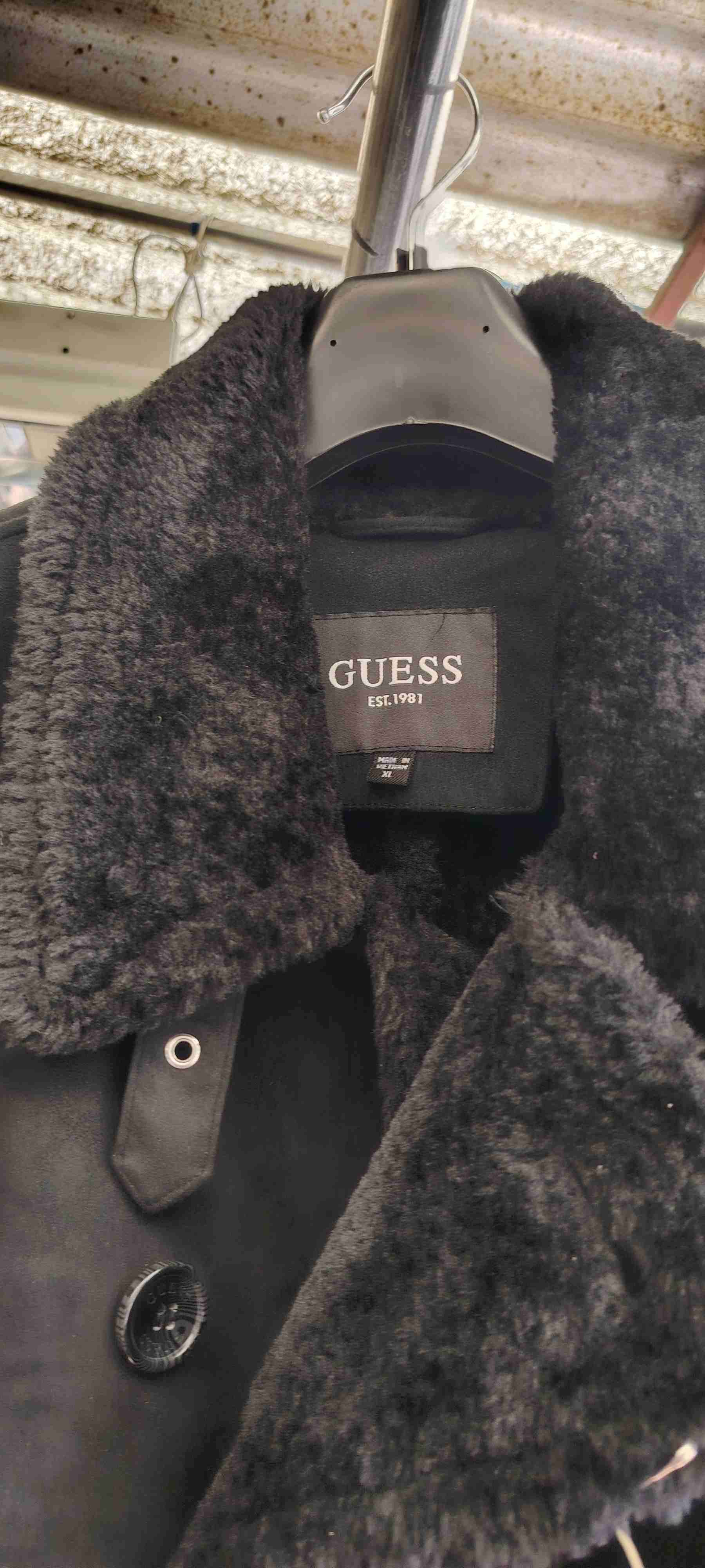 Abrigo negro Guess con etiquetas - miniatura 2