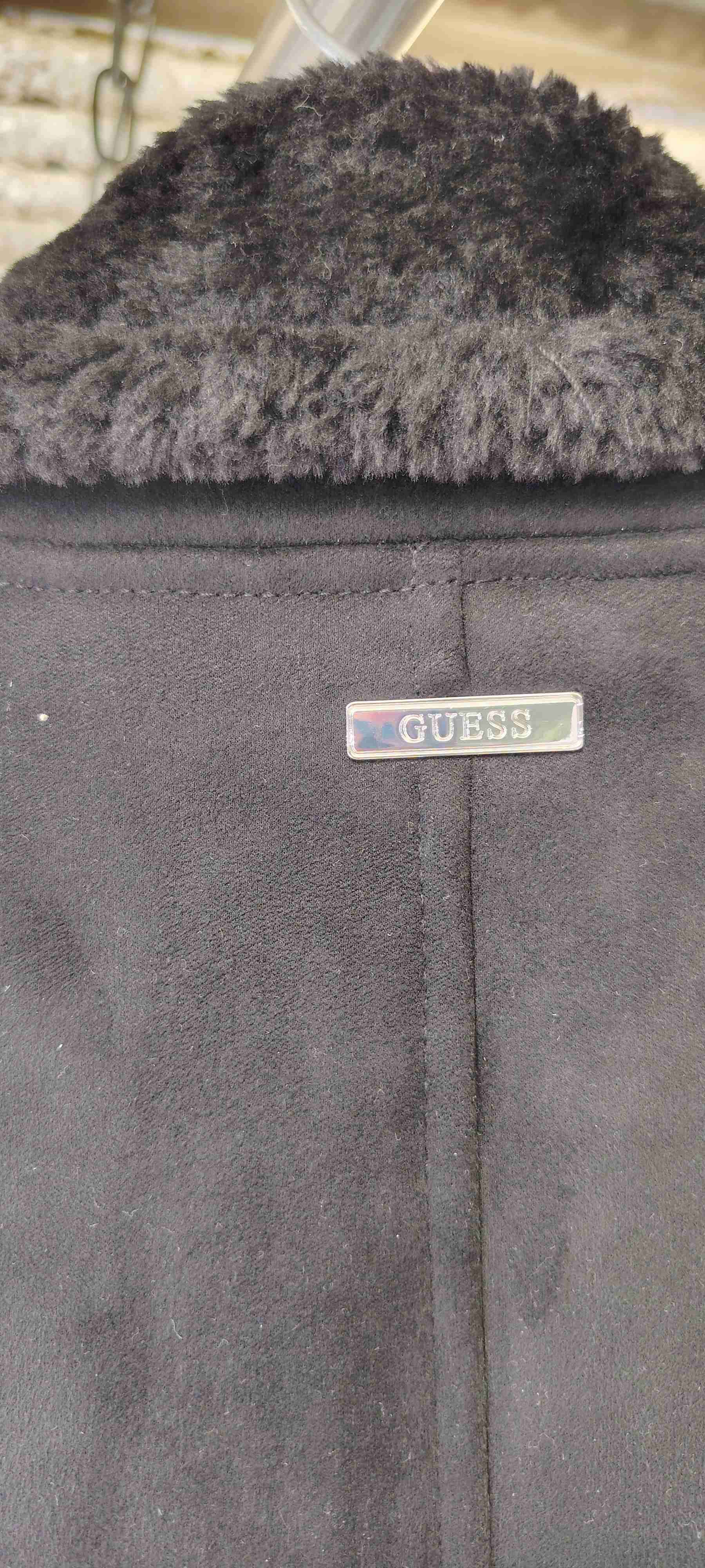 Abrigo negro Guess con etiquetas - miniatura 3